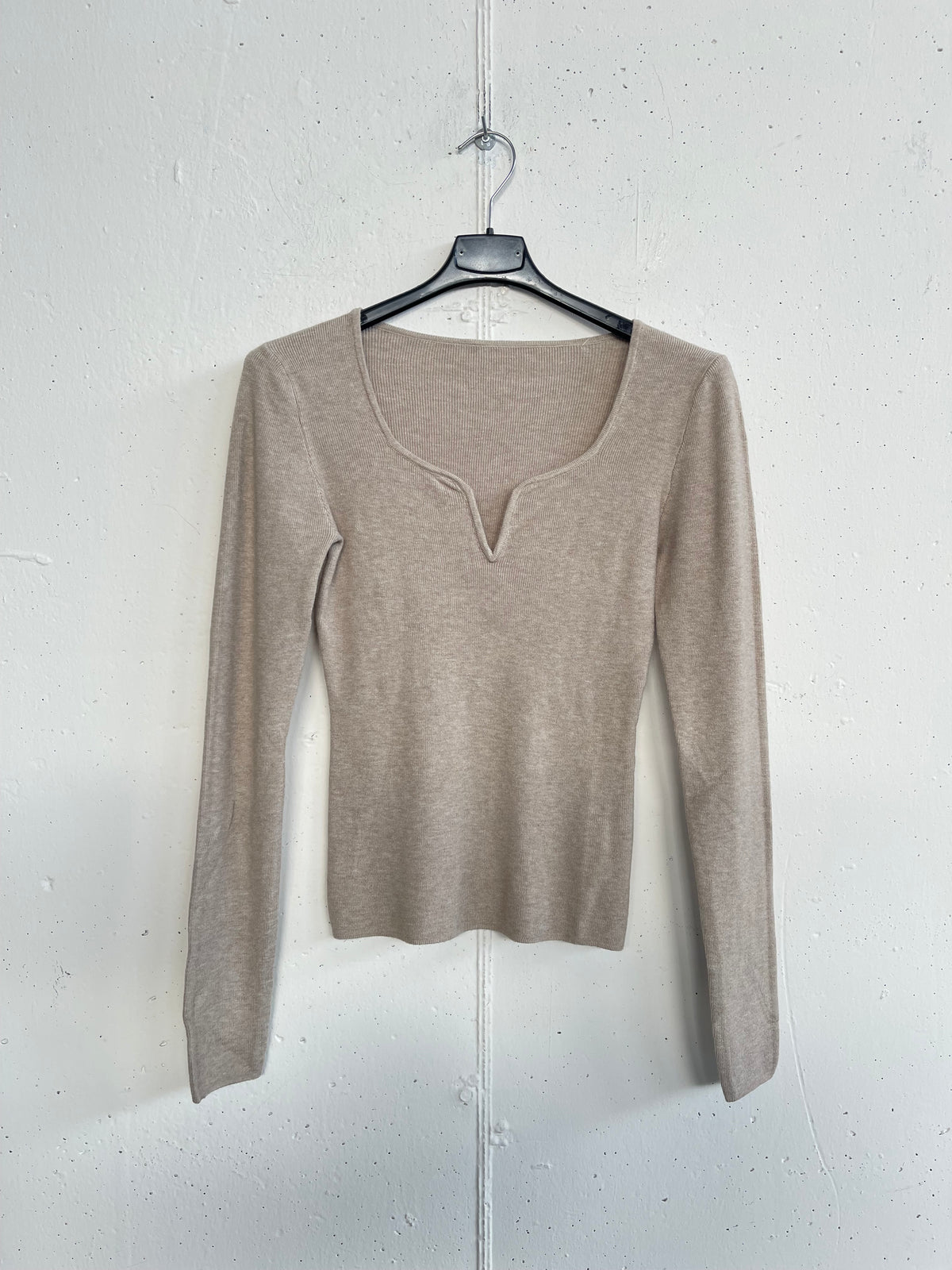 Pull con scollo quadrato e intaglio a V