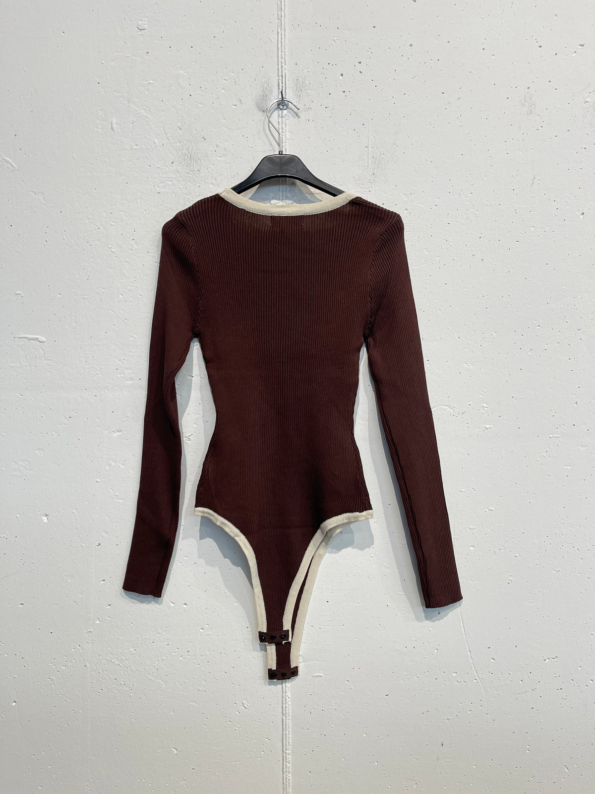 Body con bottoncini dorati