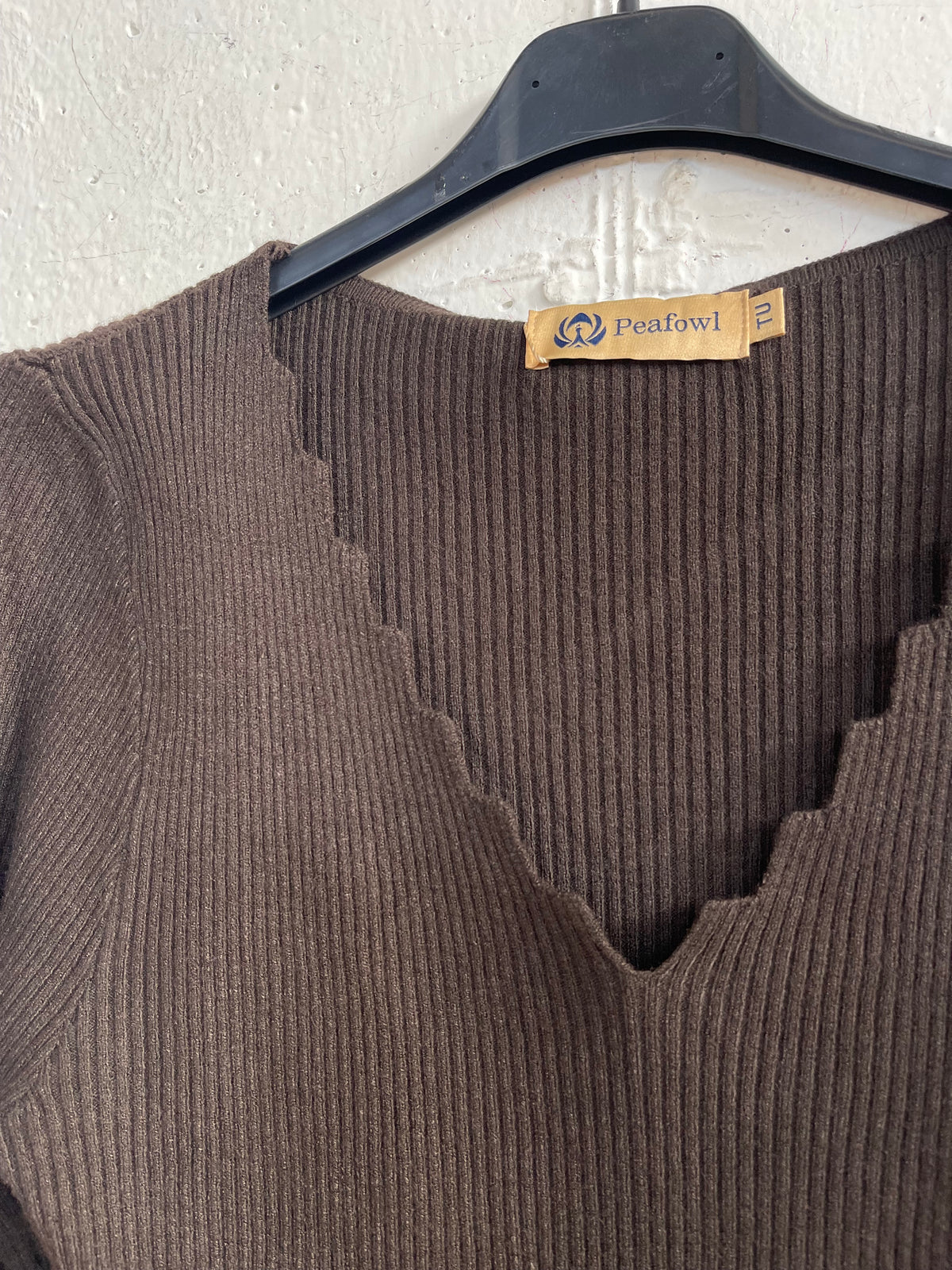 Pull slim a costine con scollo ondulato