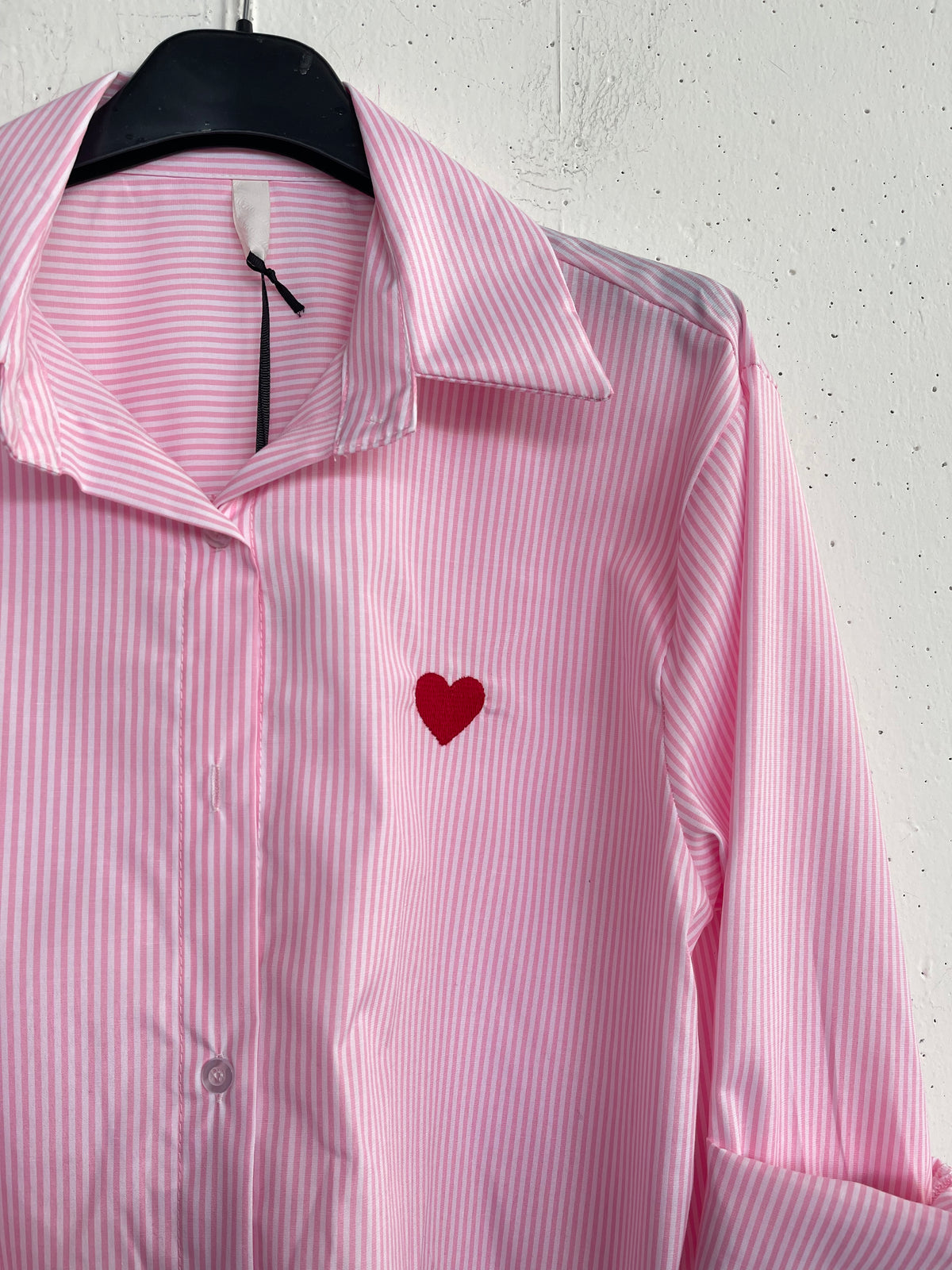 Camicia con cuore ricamato a righine