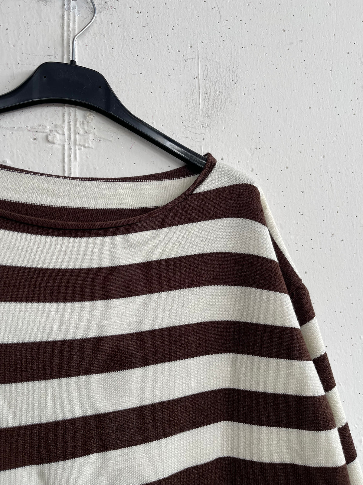 Pull con manica a tre quarti a taglio vivo a righe