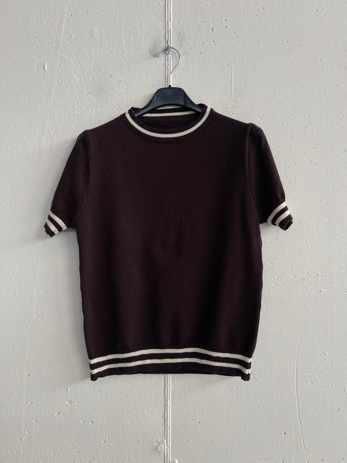 Maglia con bordino a contrasto