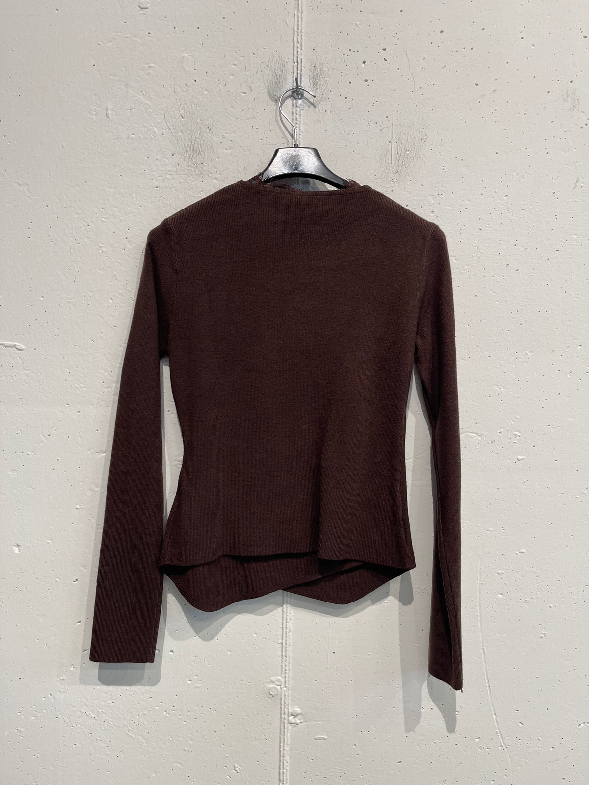 Cardigan aderente con bottoni laterali e arricciatura