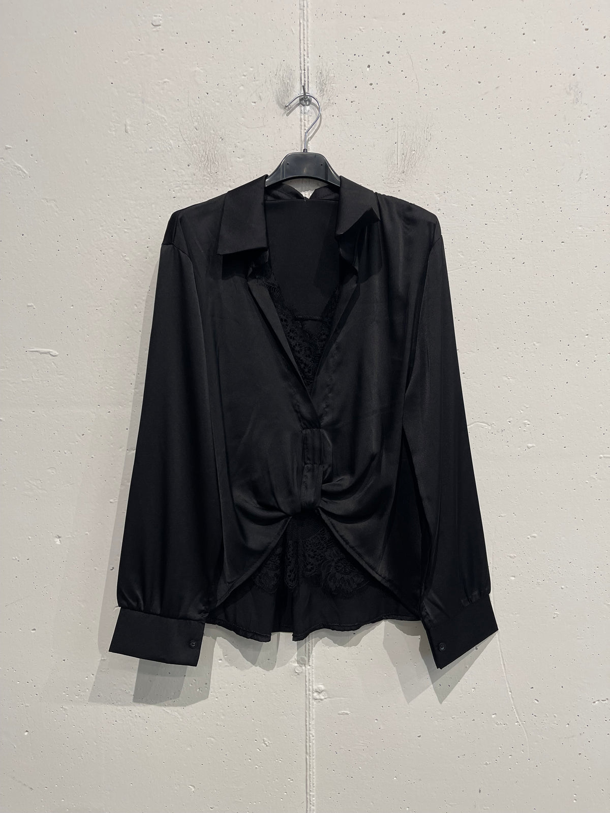 Camicia satinata con nodo e dettagli in pizzo