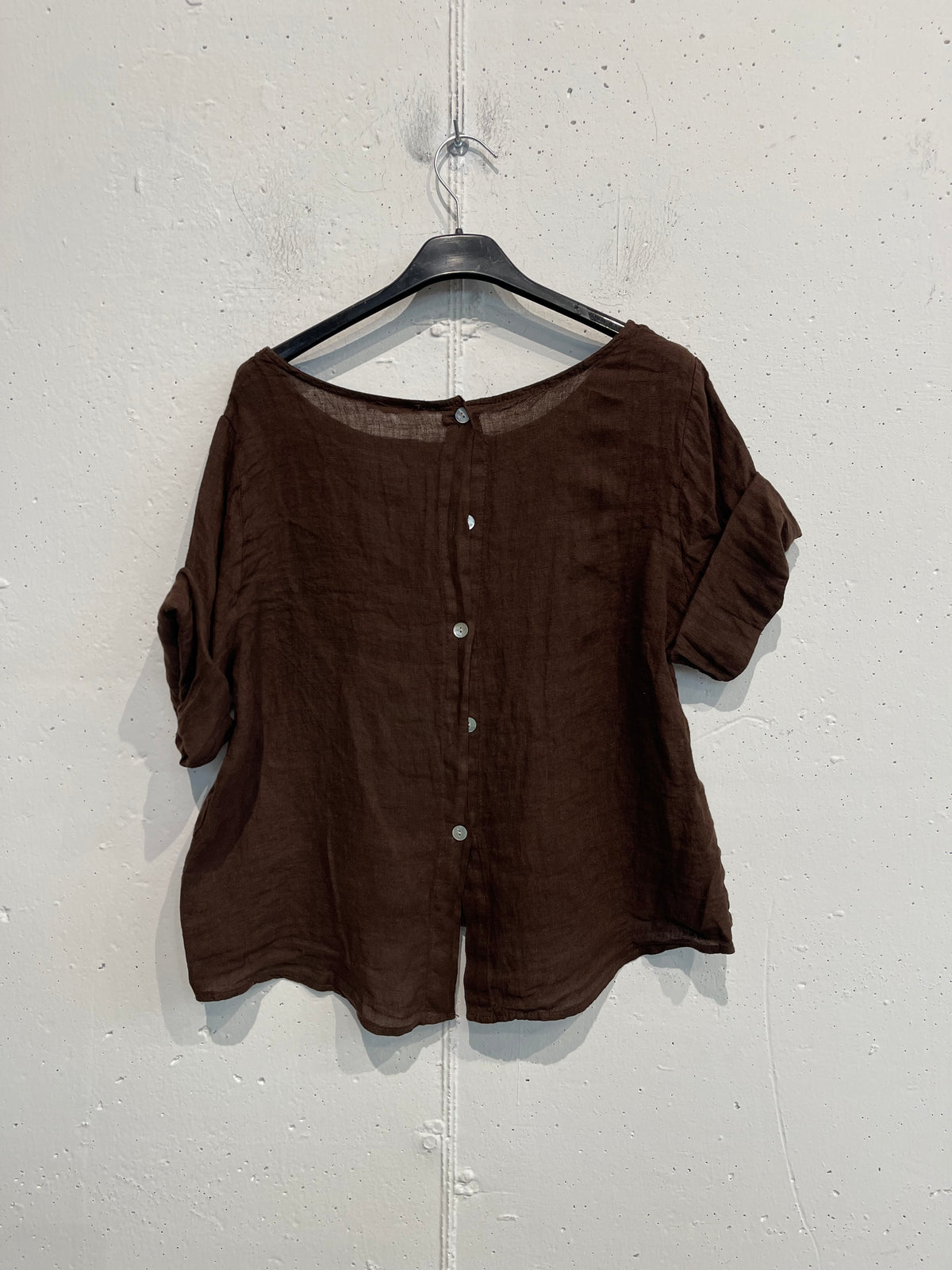 Camicia bottoncini sul retro in puro lino