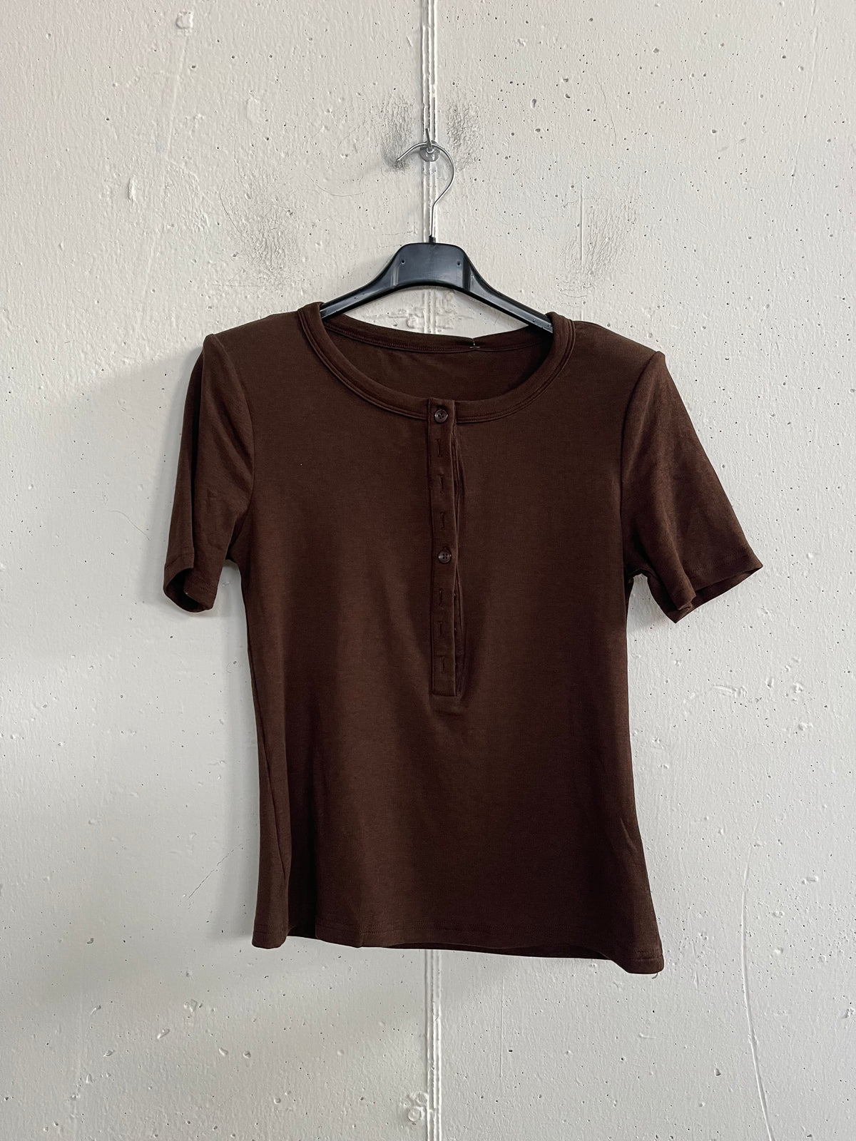 T-shirt con bottoncini e spalline imbottite