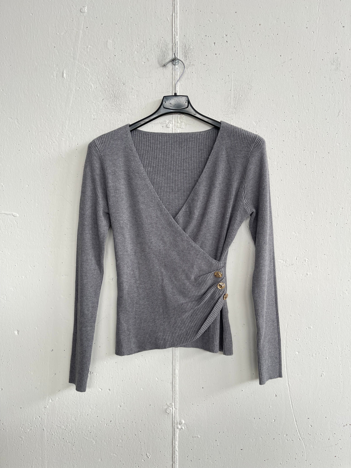 Cardigan aderente con bottoni laterali e arricciatura