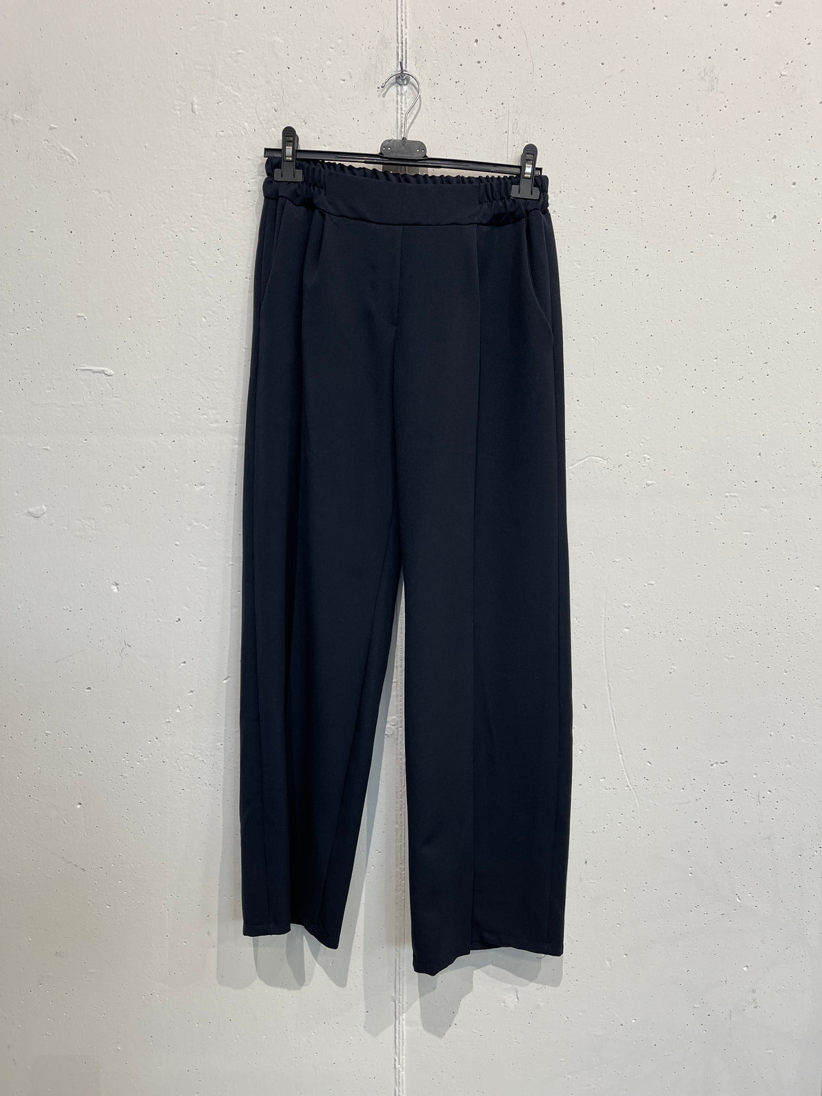 Pantalone misto viscosa a palazzo con pieghe davanti ed elastico dietro
