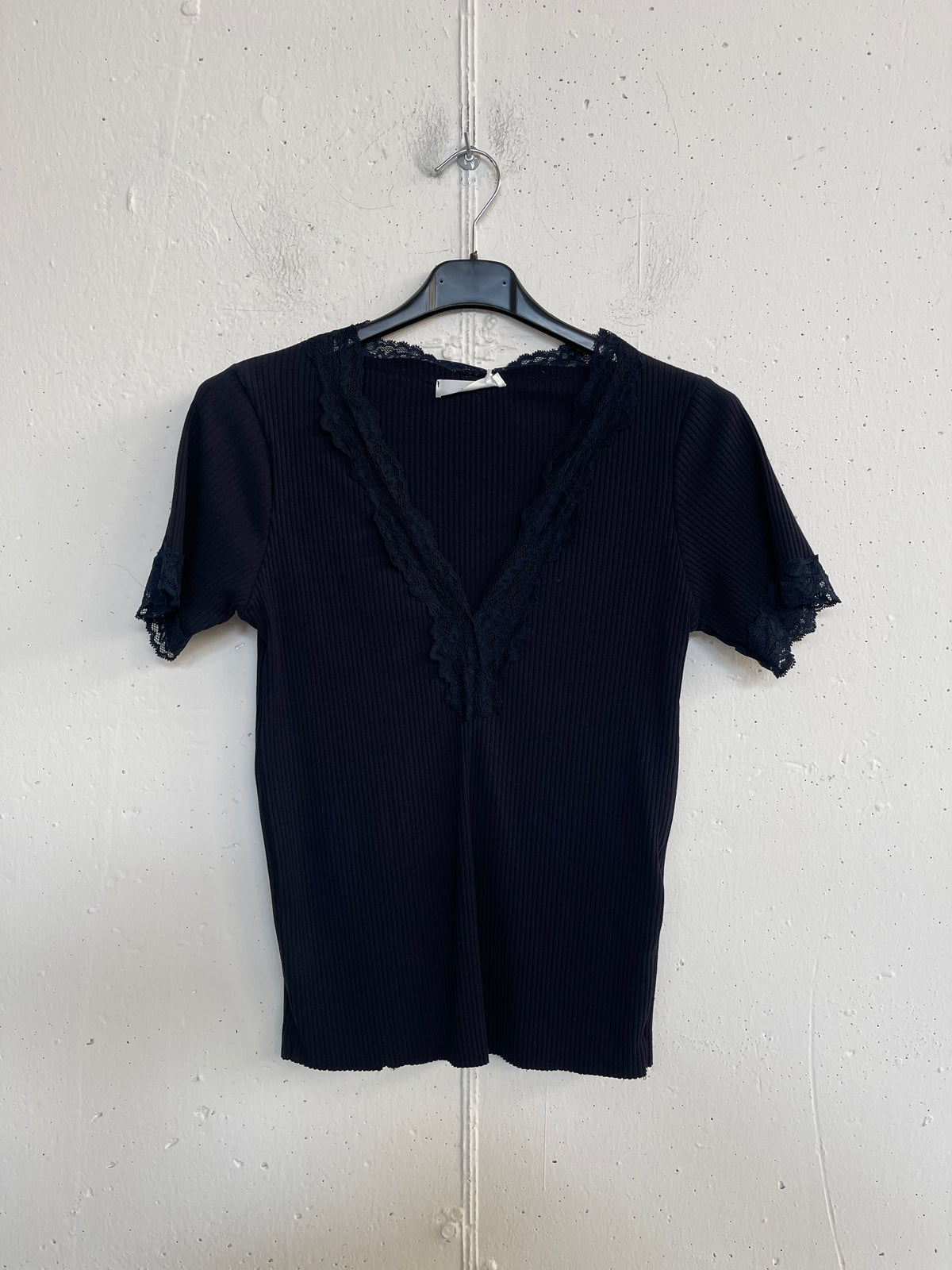 T-shirt a costine con scollo in pizzo