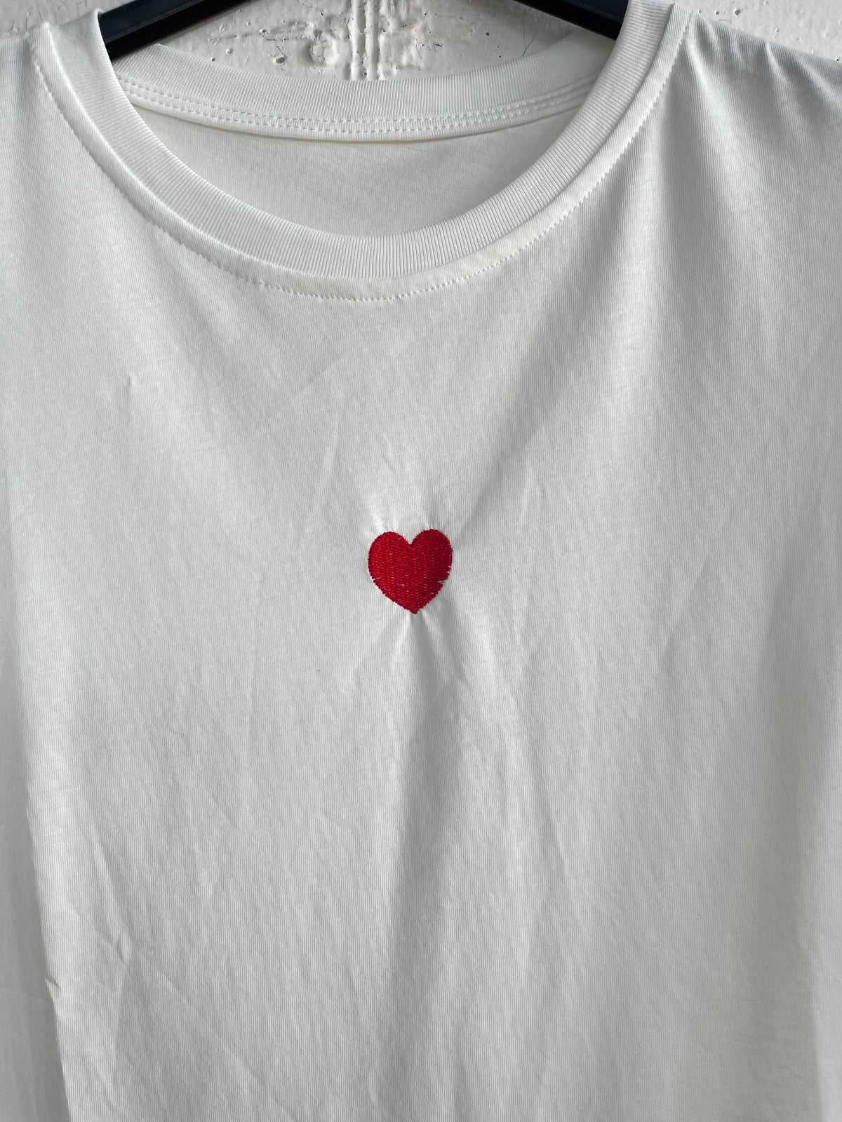 T-shirt con cuoricino ricamato
