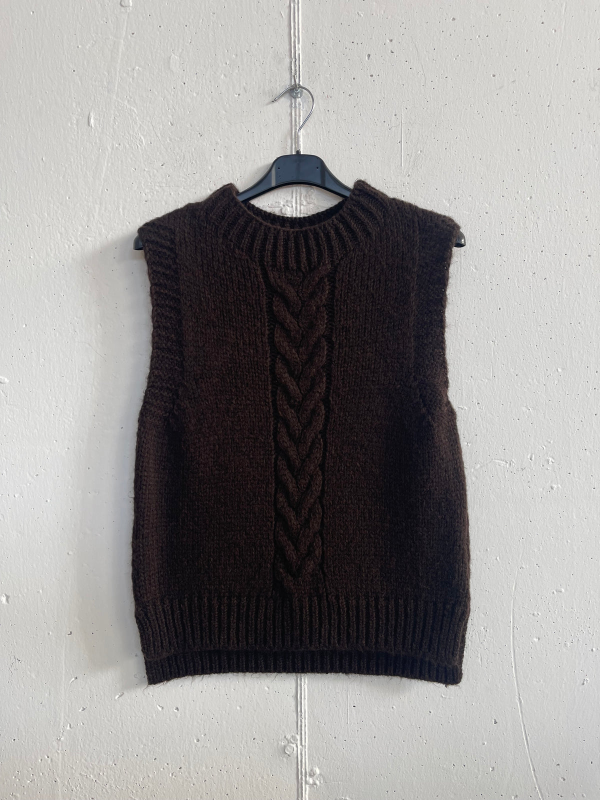 Gilet con treccia ricamata