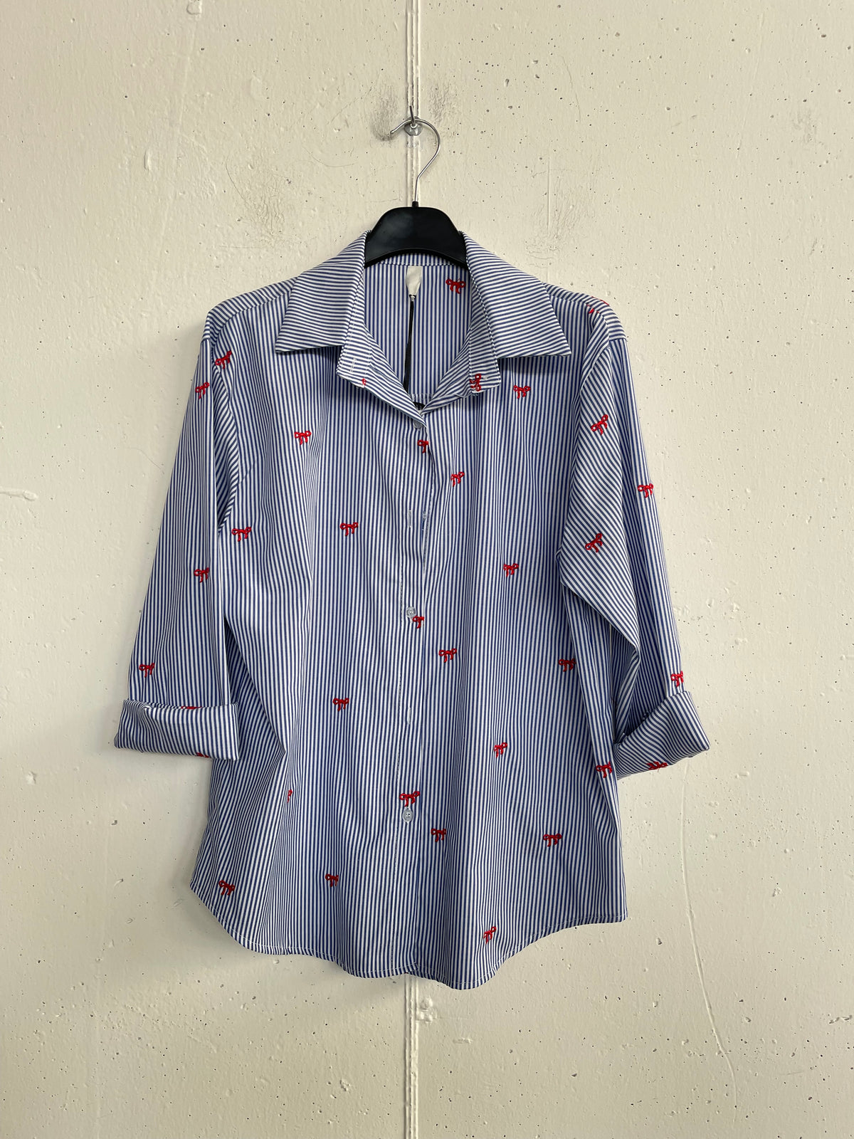 Camicia con fiocchetti ricamati