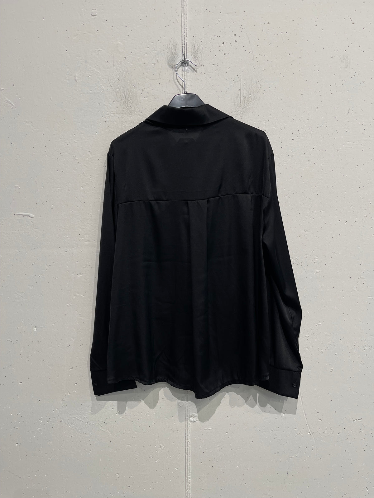 Camicia satinata con nodo e dettagli in pizzo