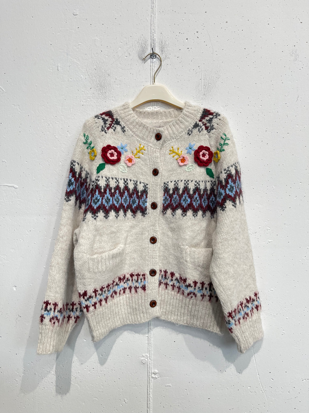 Cardigan con tasche e ricami in rilievo
