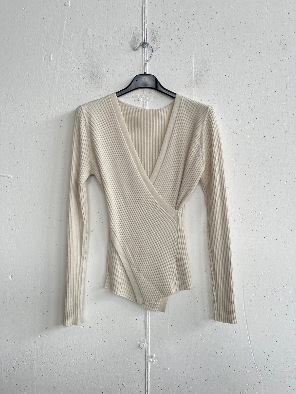 Pullover incrociato aderente