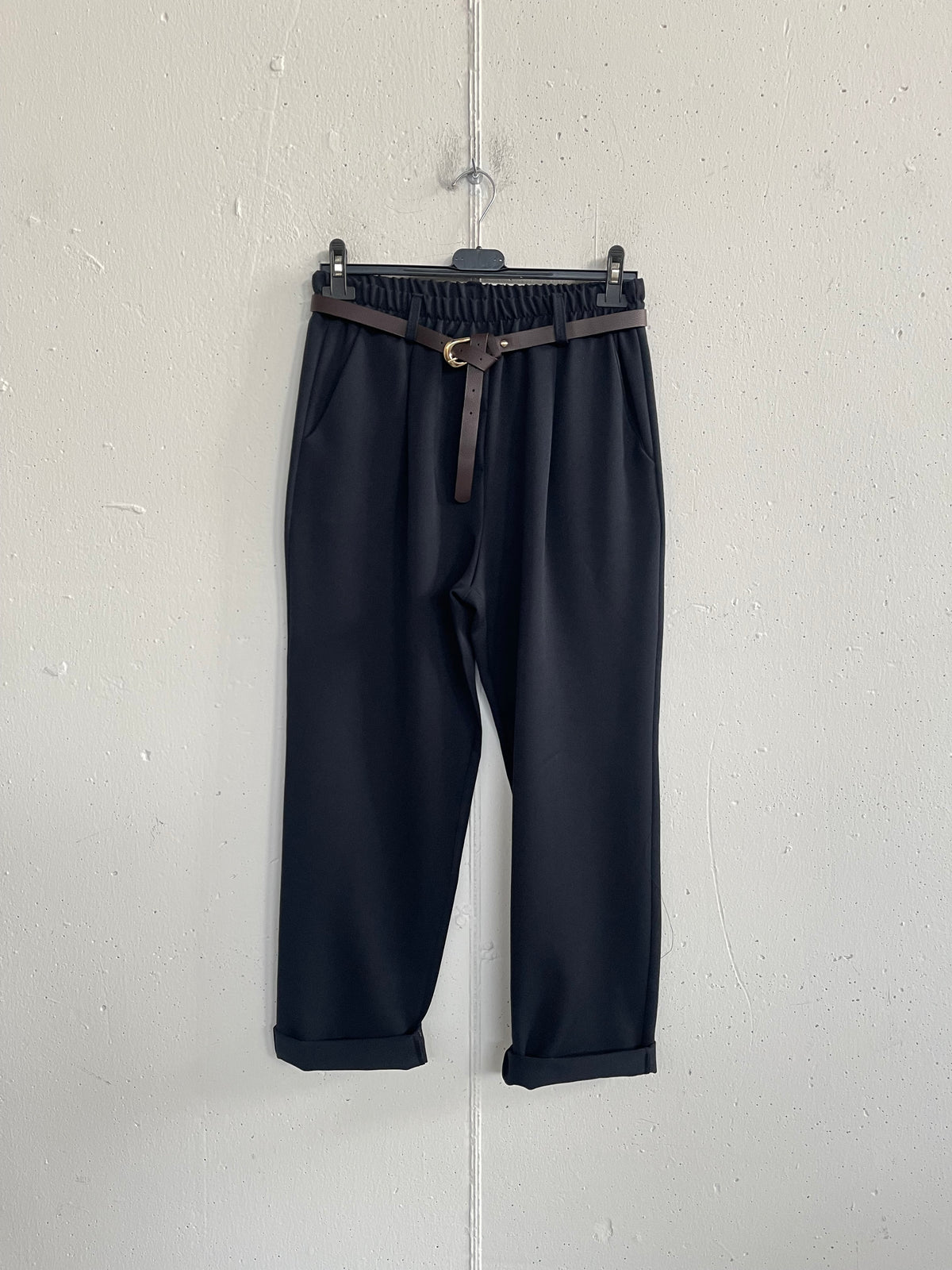 Pantalone classico in tessuto con elastico sul retro