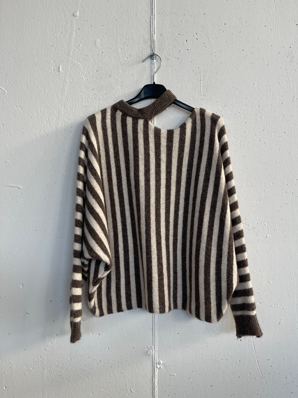 Maglione a righe con colletto