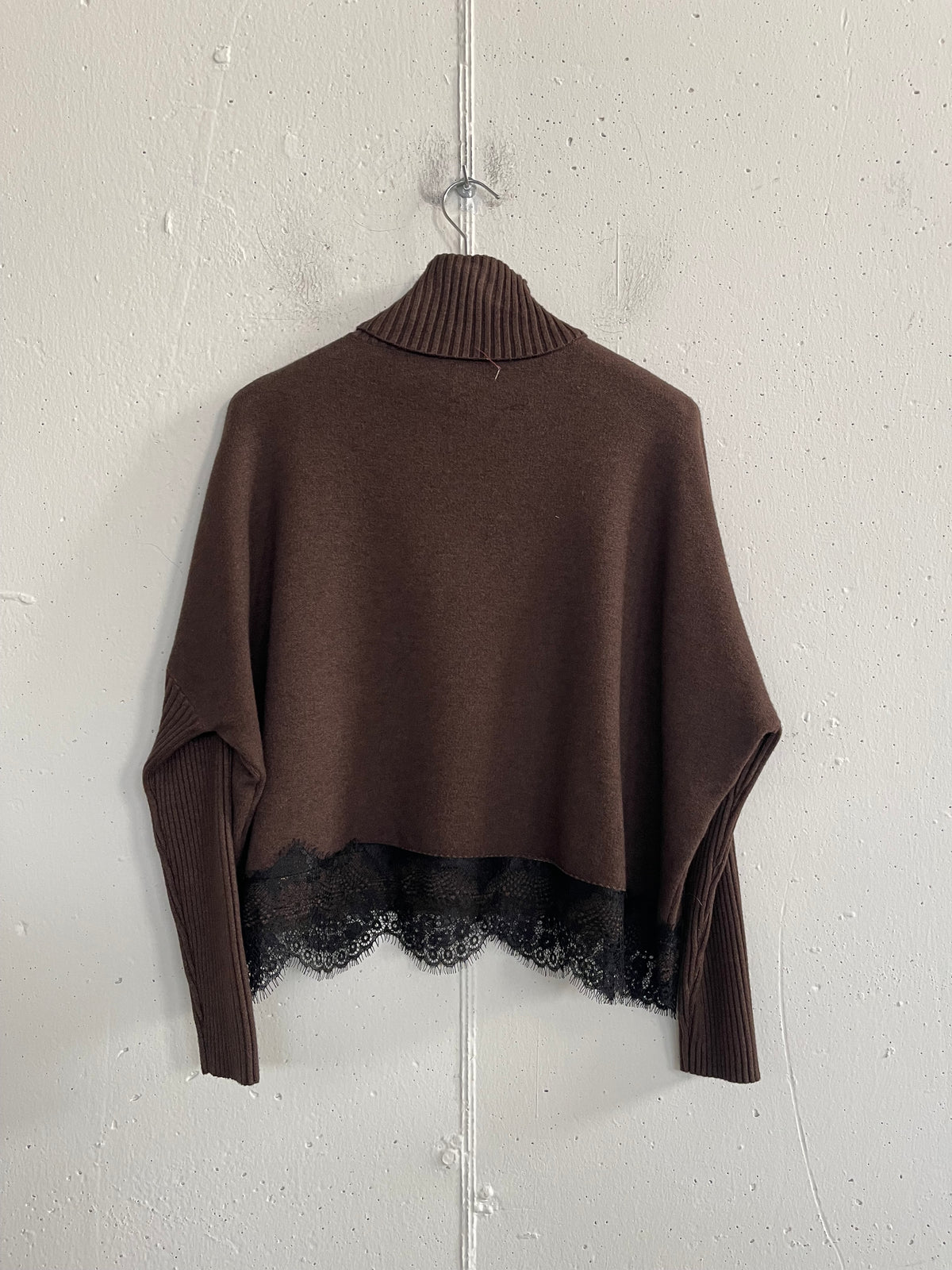 Pull collo alto con bordo in pizzo