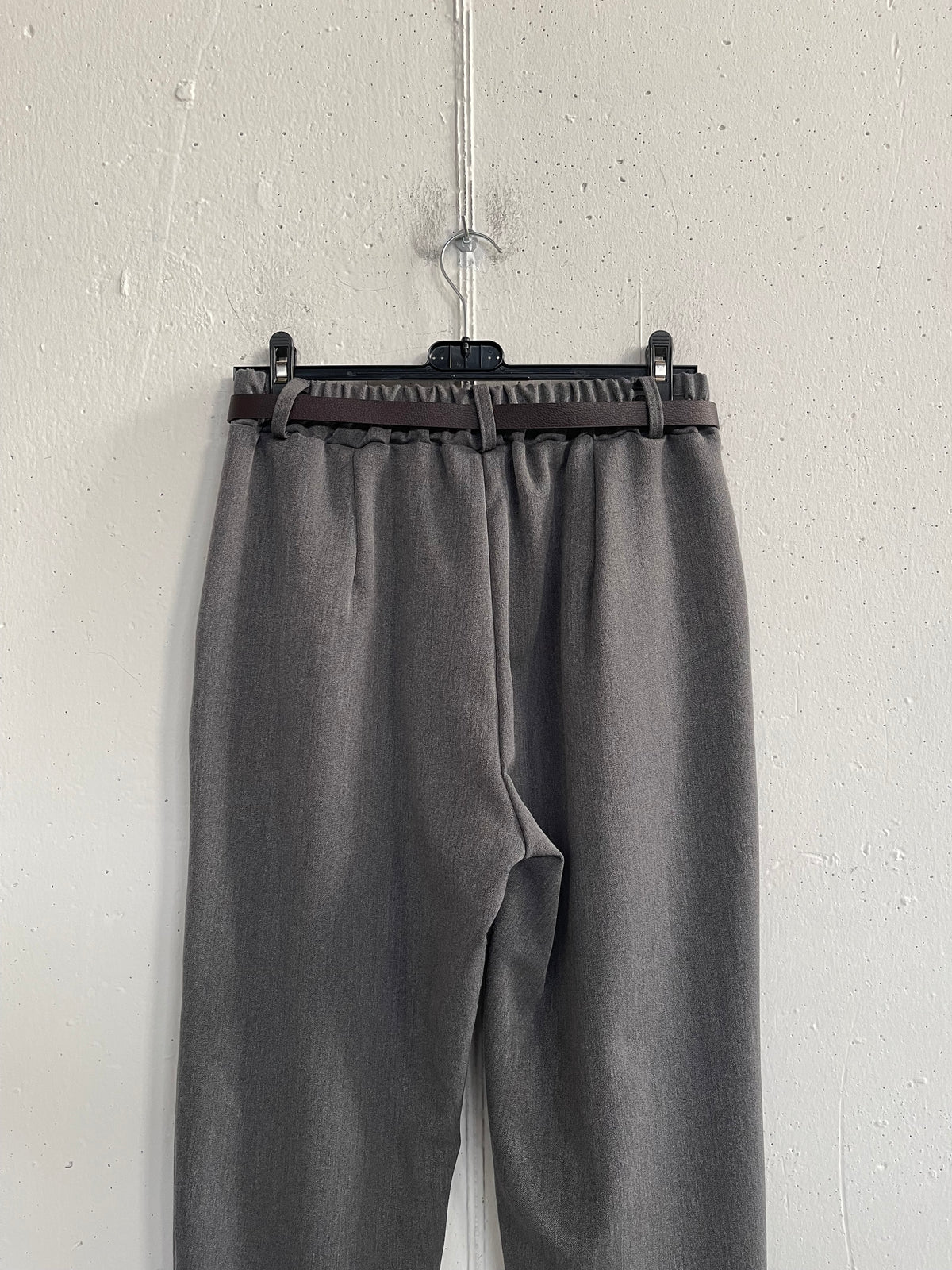 Pantalone classico in tessuto con elastico sul retro