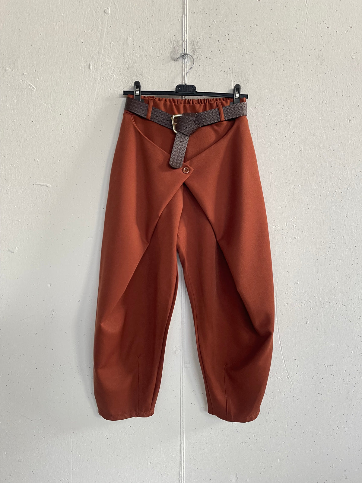 Pantalone balloon con patta asimmetrica sul davanti
