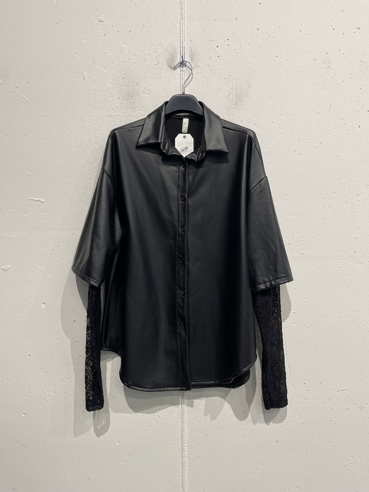 Camicia in pelle con maniche in pizzo