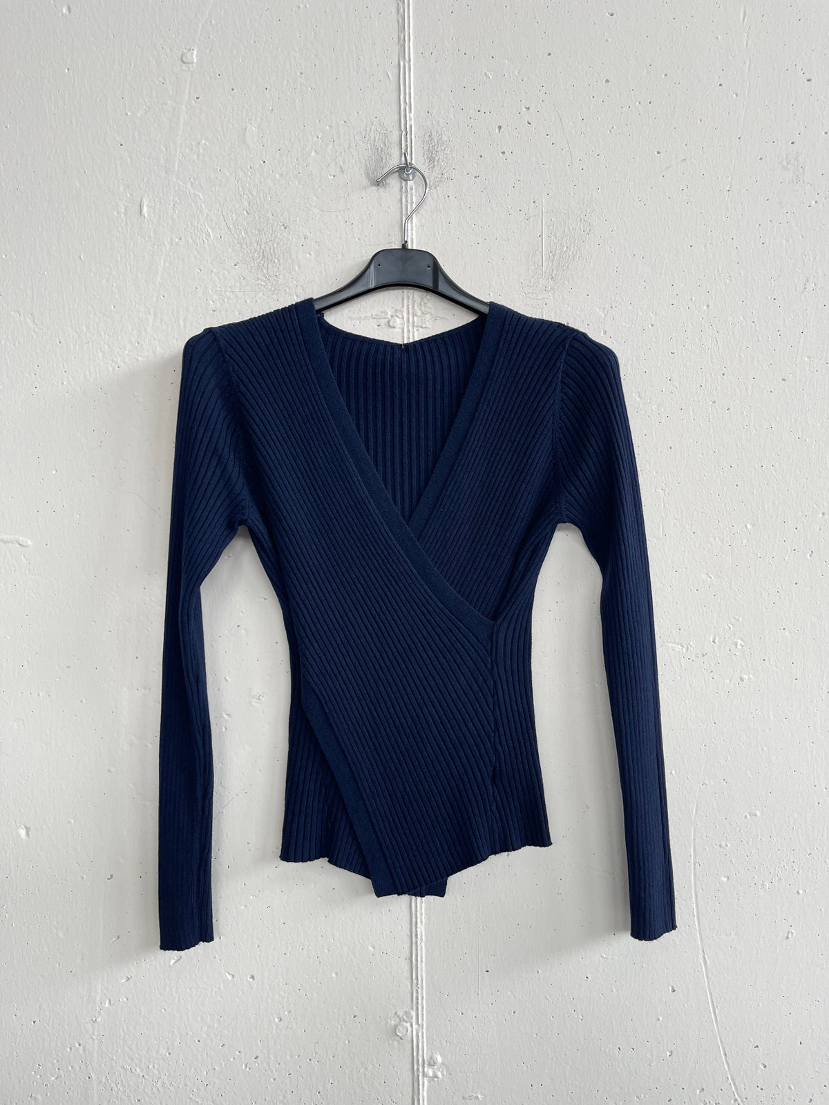 Pullover incrociato aderente