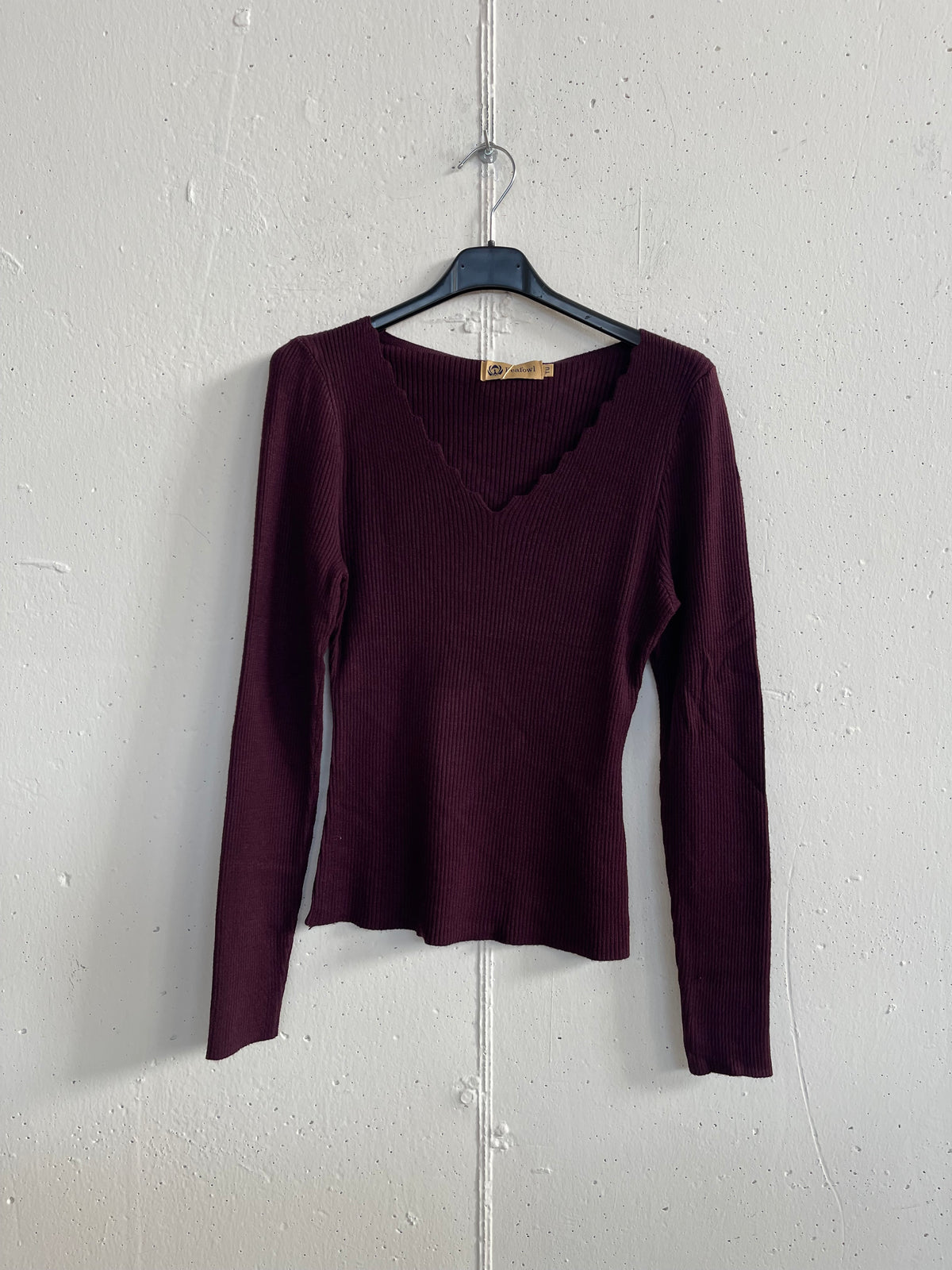 Pull slim a costine con scollo ondulato