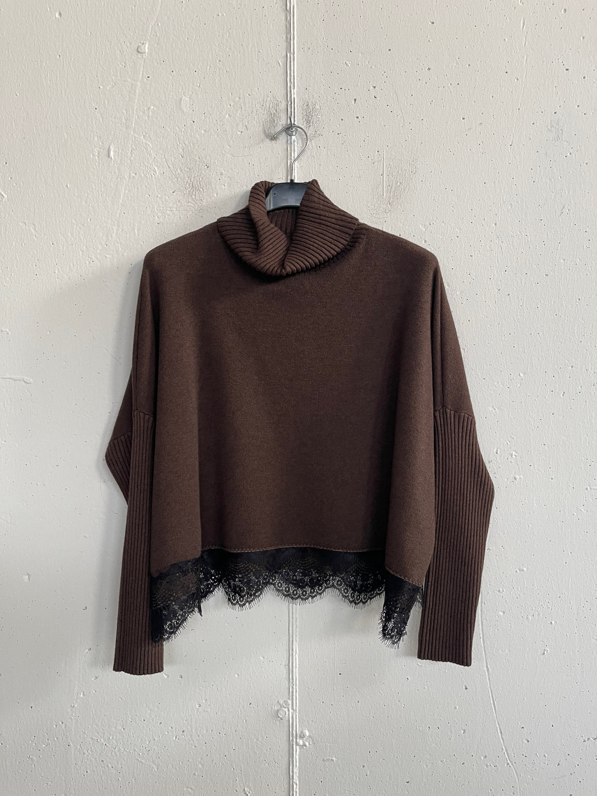 Pull collo alto con bordo in pizzo