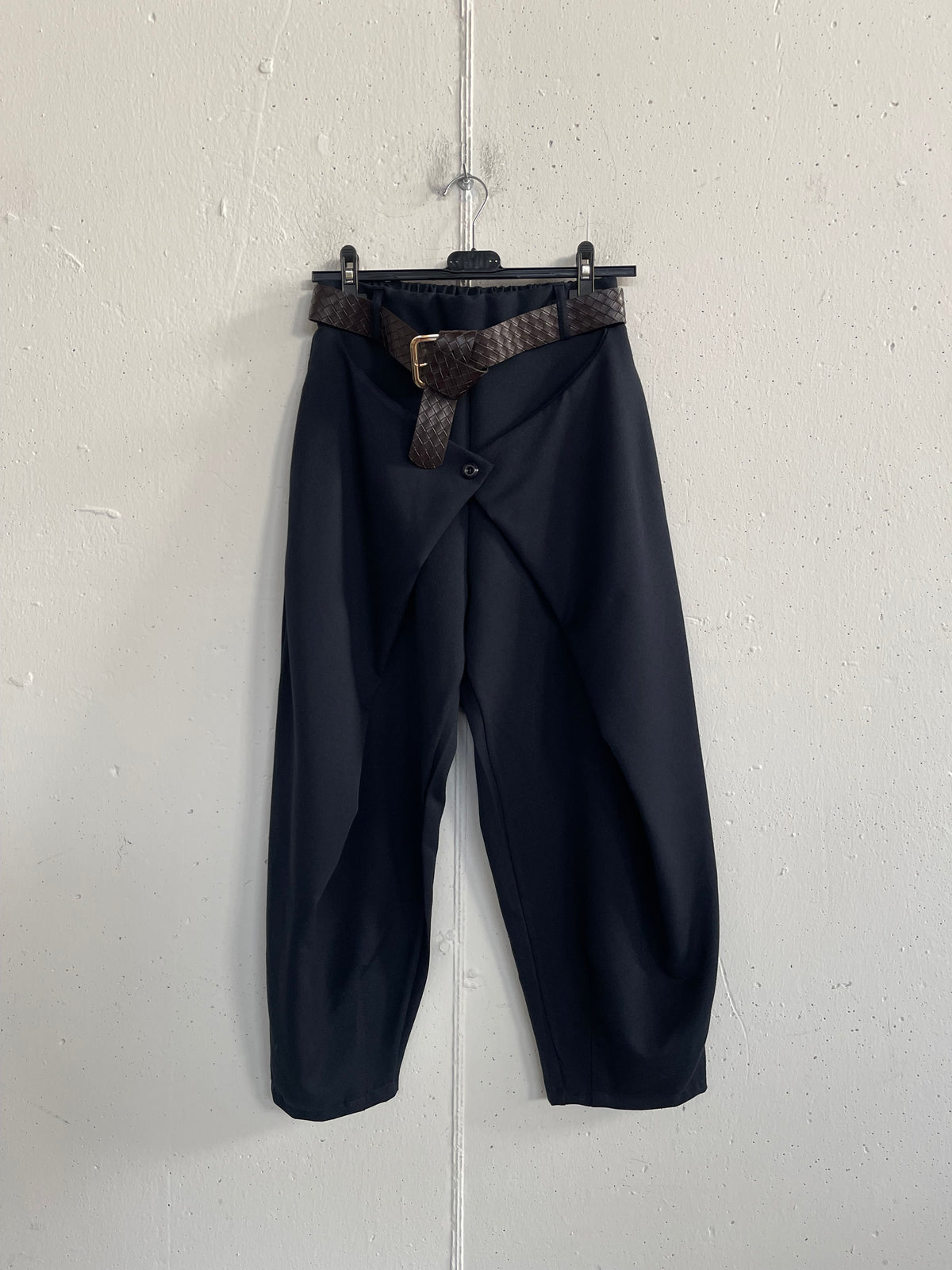 Pantalone balloon con patta asimmetrica sul davanti