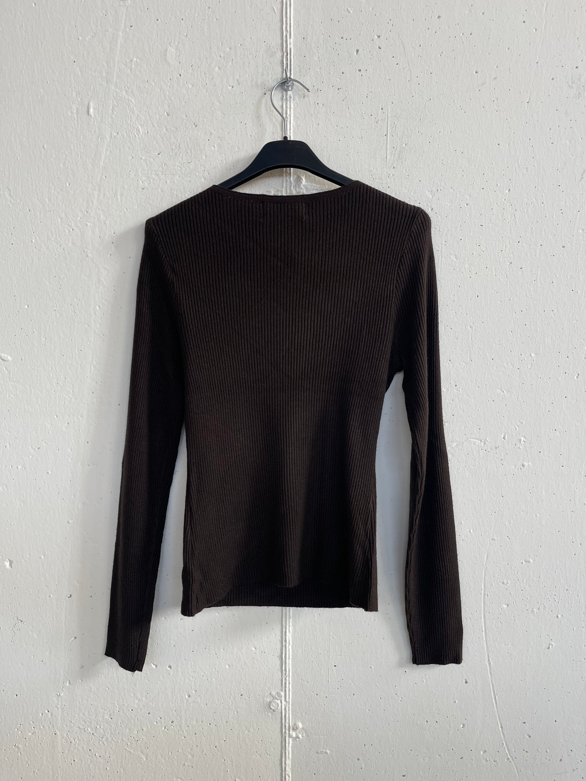Pull slim a costine con scollo ondulato