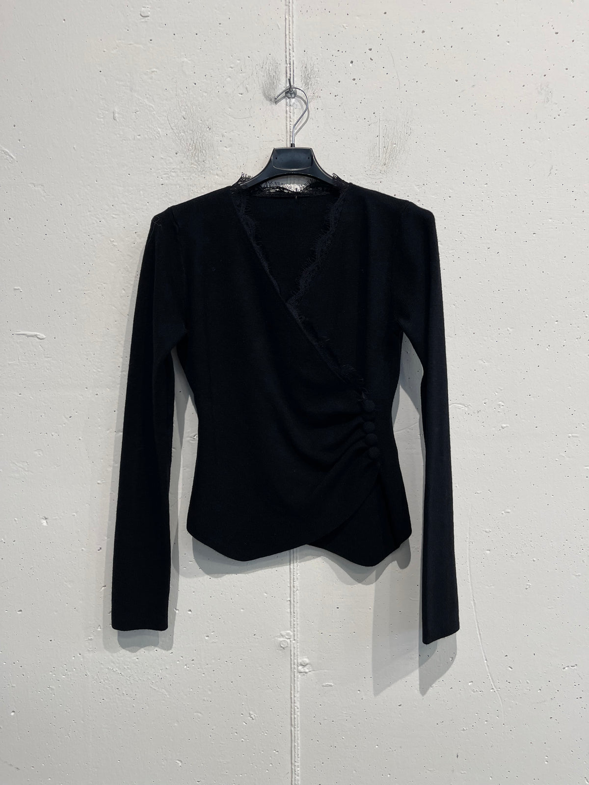 Cardigan aderente con bottoni laterali e arricciatura