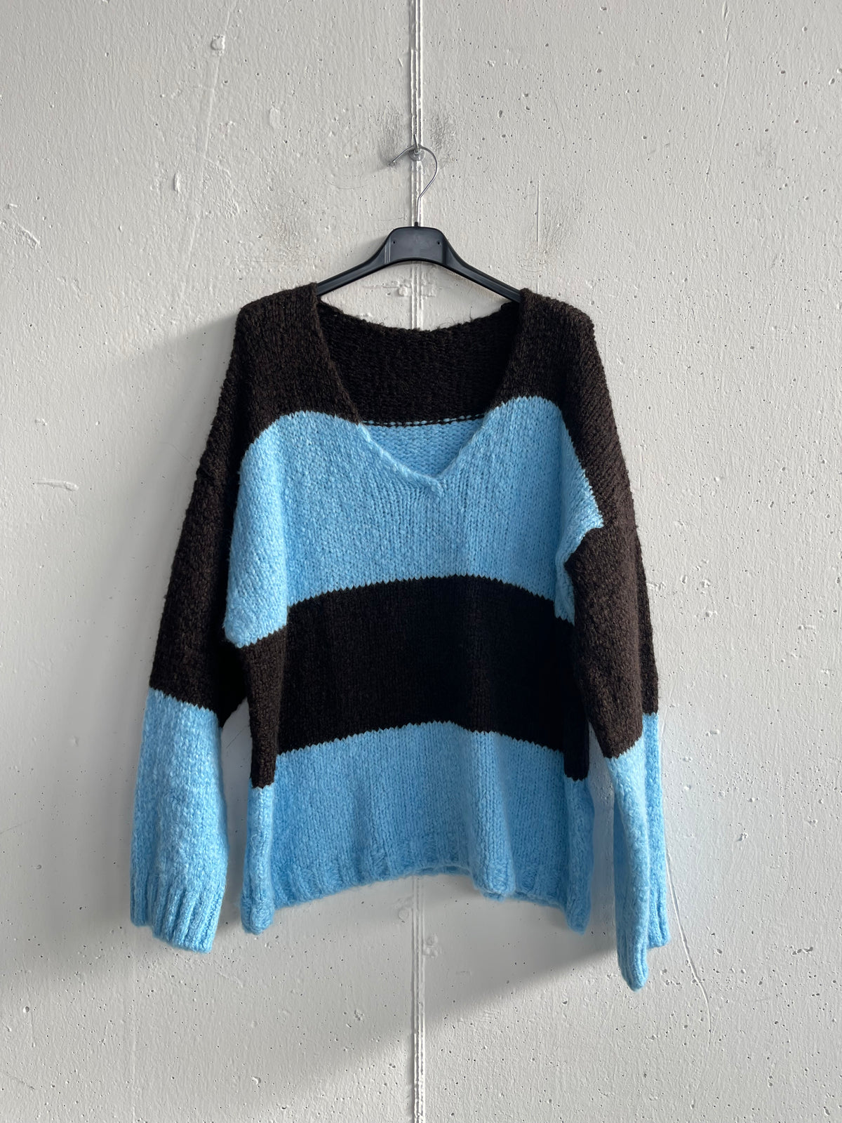 Maglione a righe con scollo a V