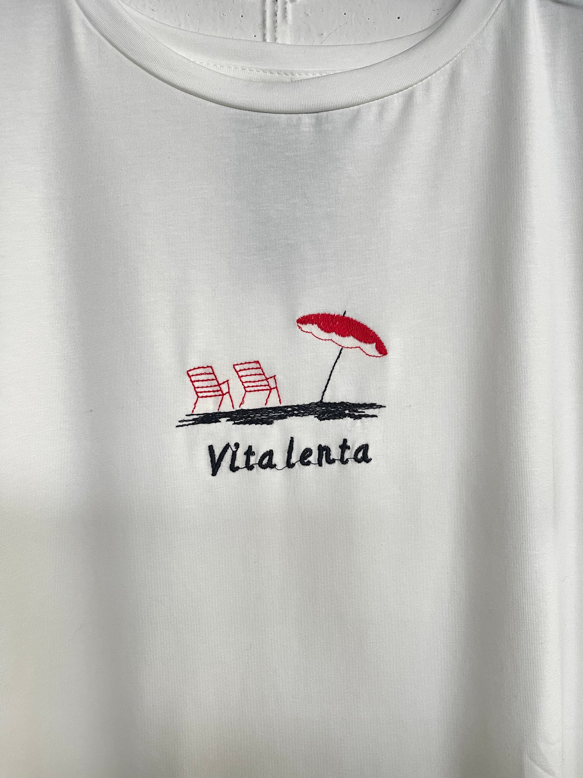 T-shirt con scritta ricamata “Vita lenta”