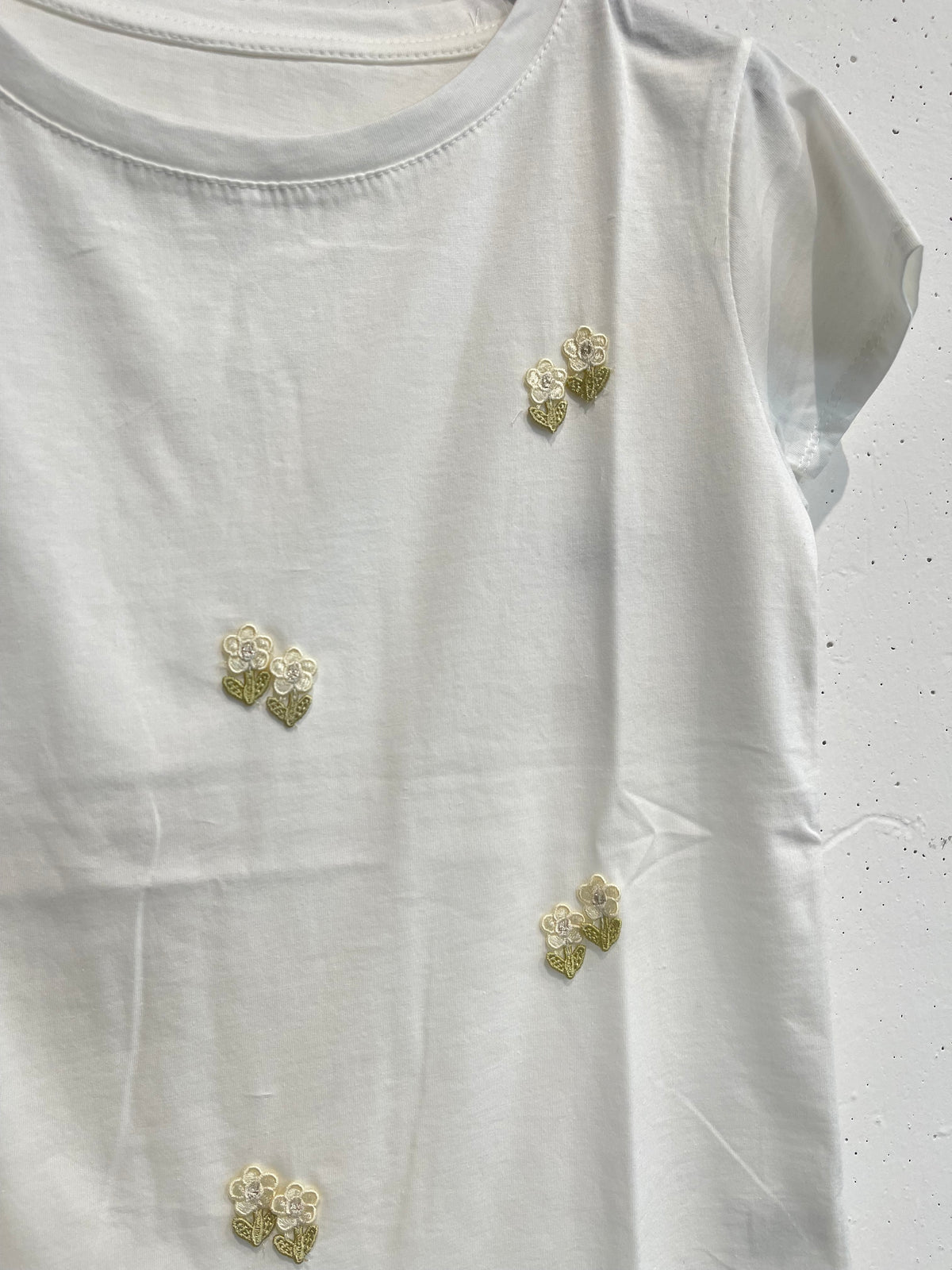 T-shirt dettagli ricamati 3D
