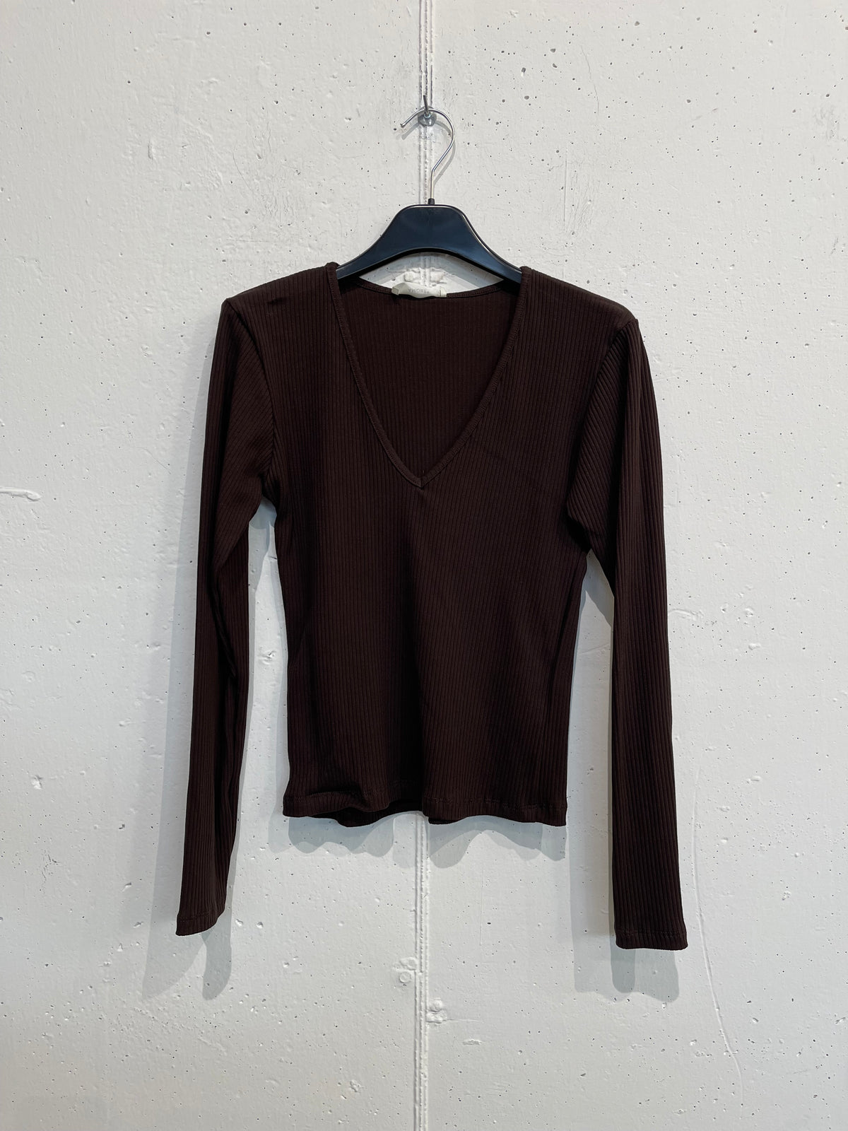 Maglia slim a costine con scollo a V profondo