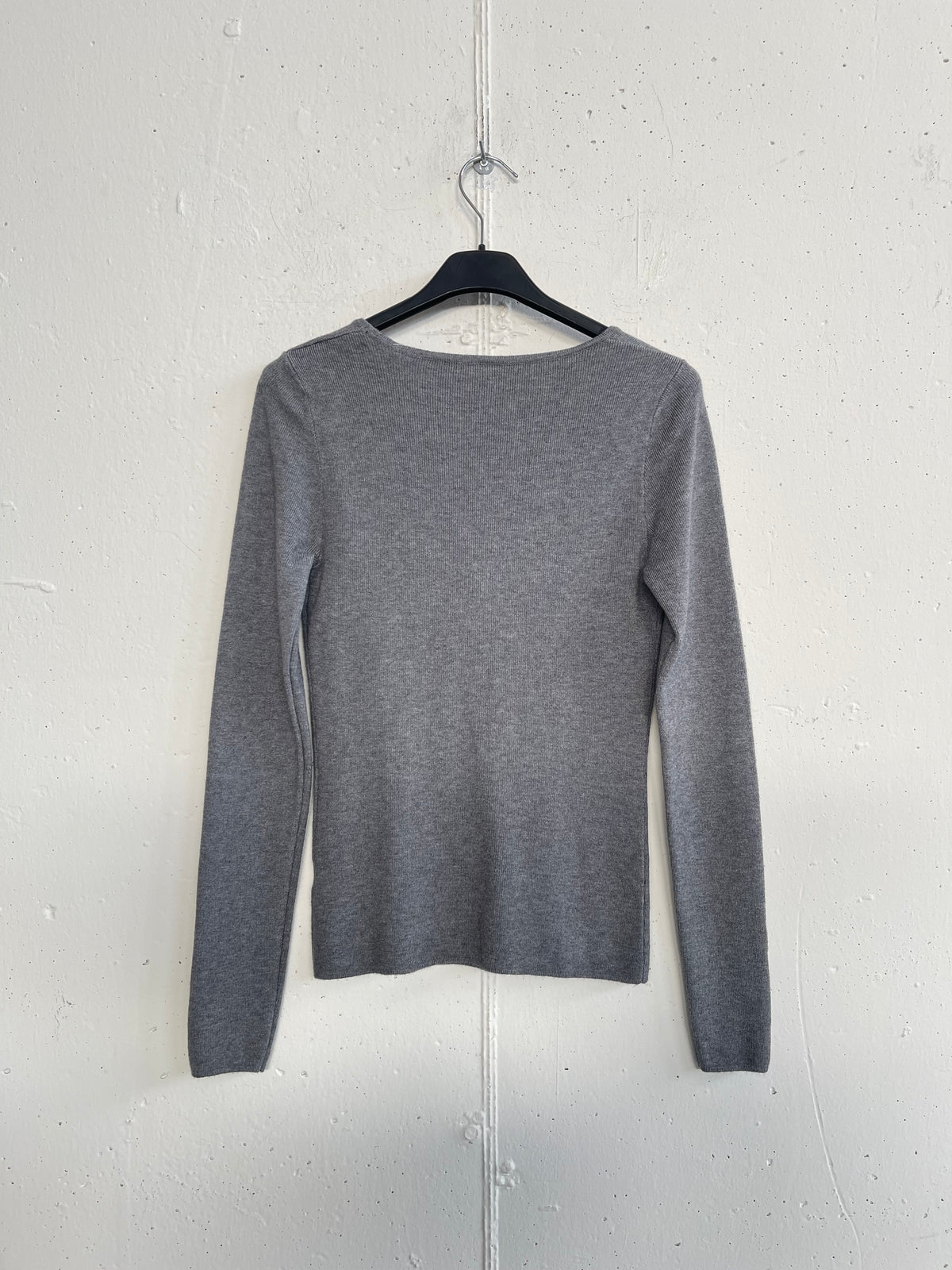 Pull con scollo quadrato e intaglio a V