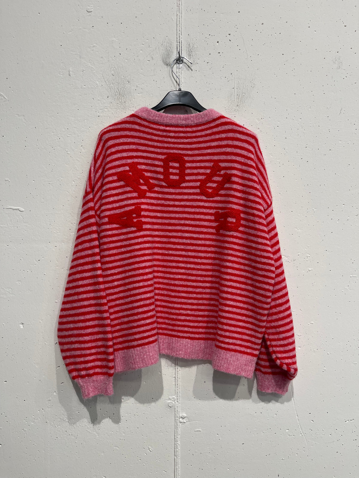 Pull colorato a righe con scritta sul retro AMOUR