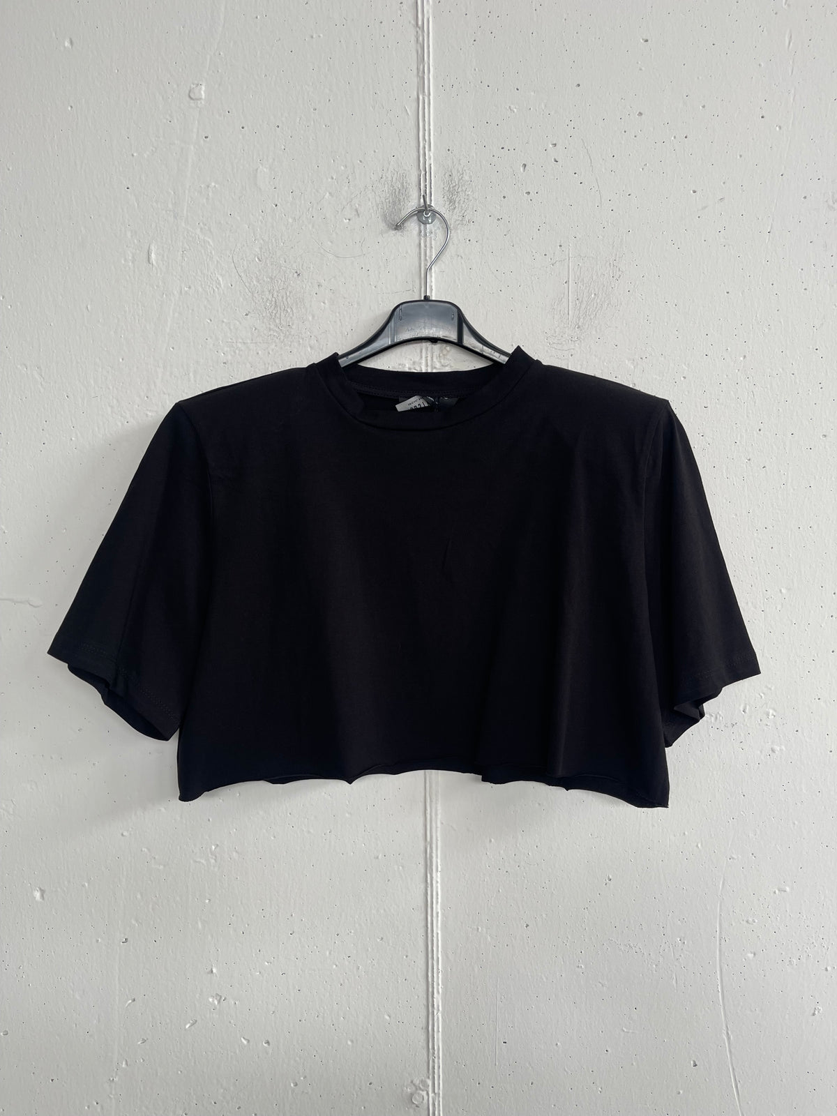 T-shirt crop con spalline