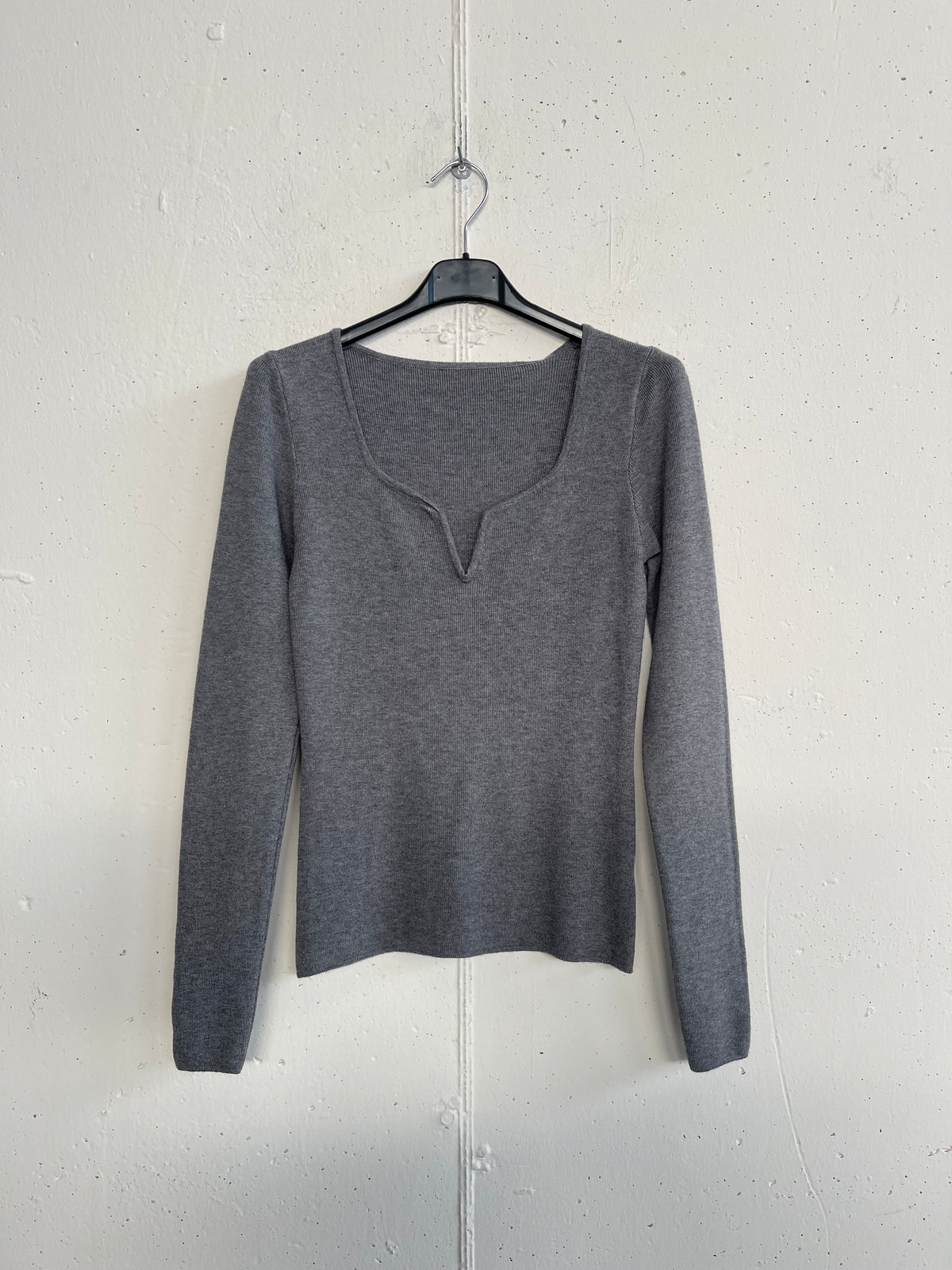 Pull con scollo quadrato e intaglio a V