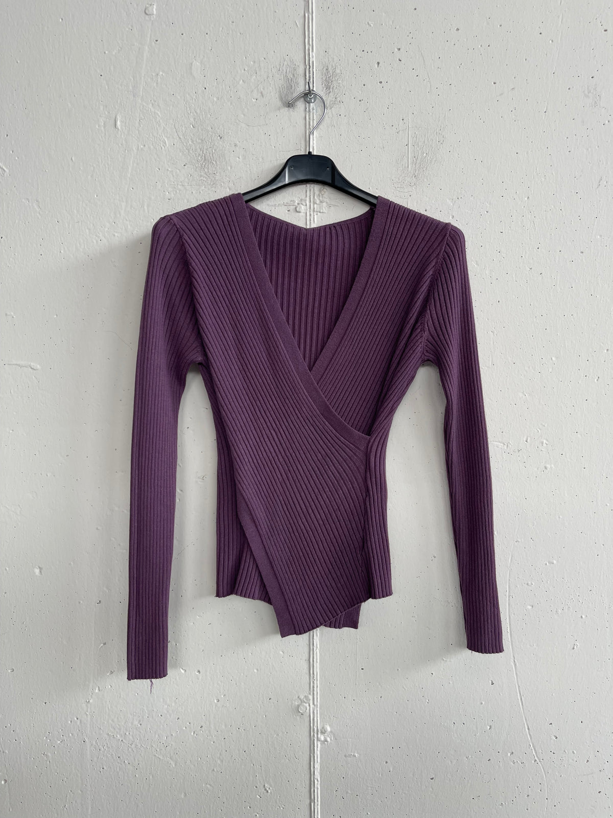 Pullover incrociato aderente