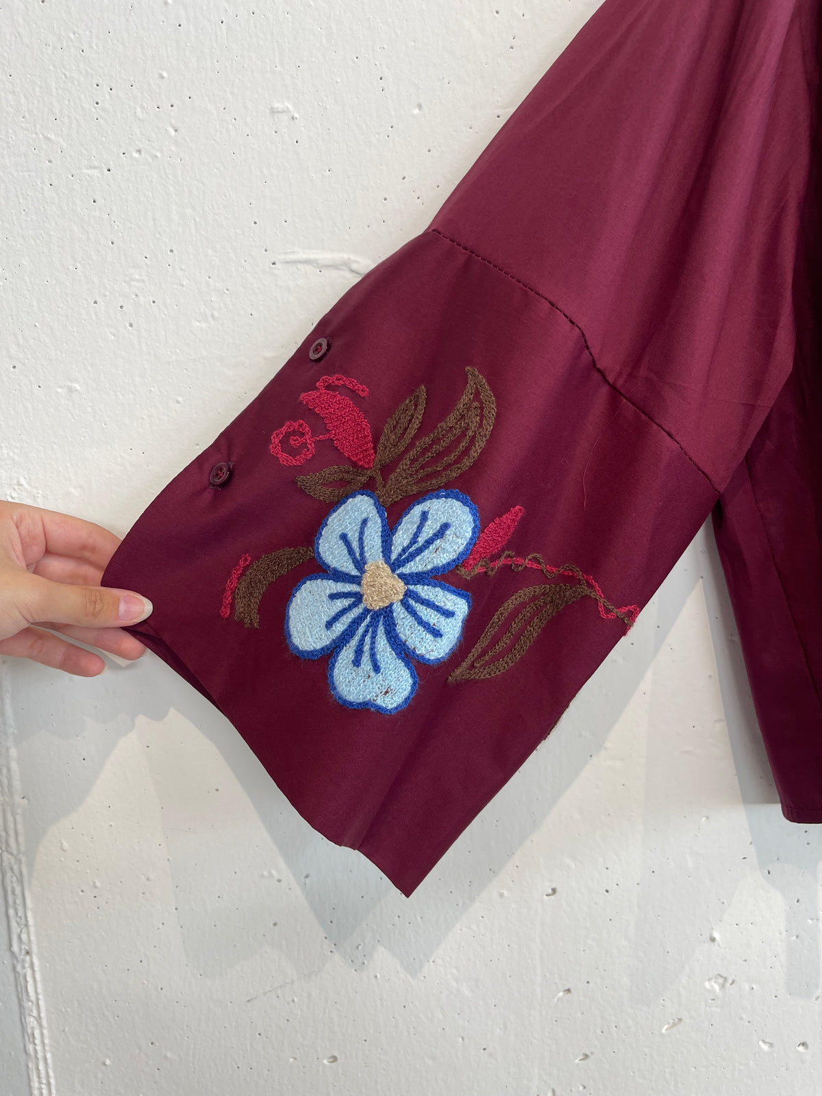 Camicia a scatola con fiori ricamati