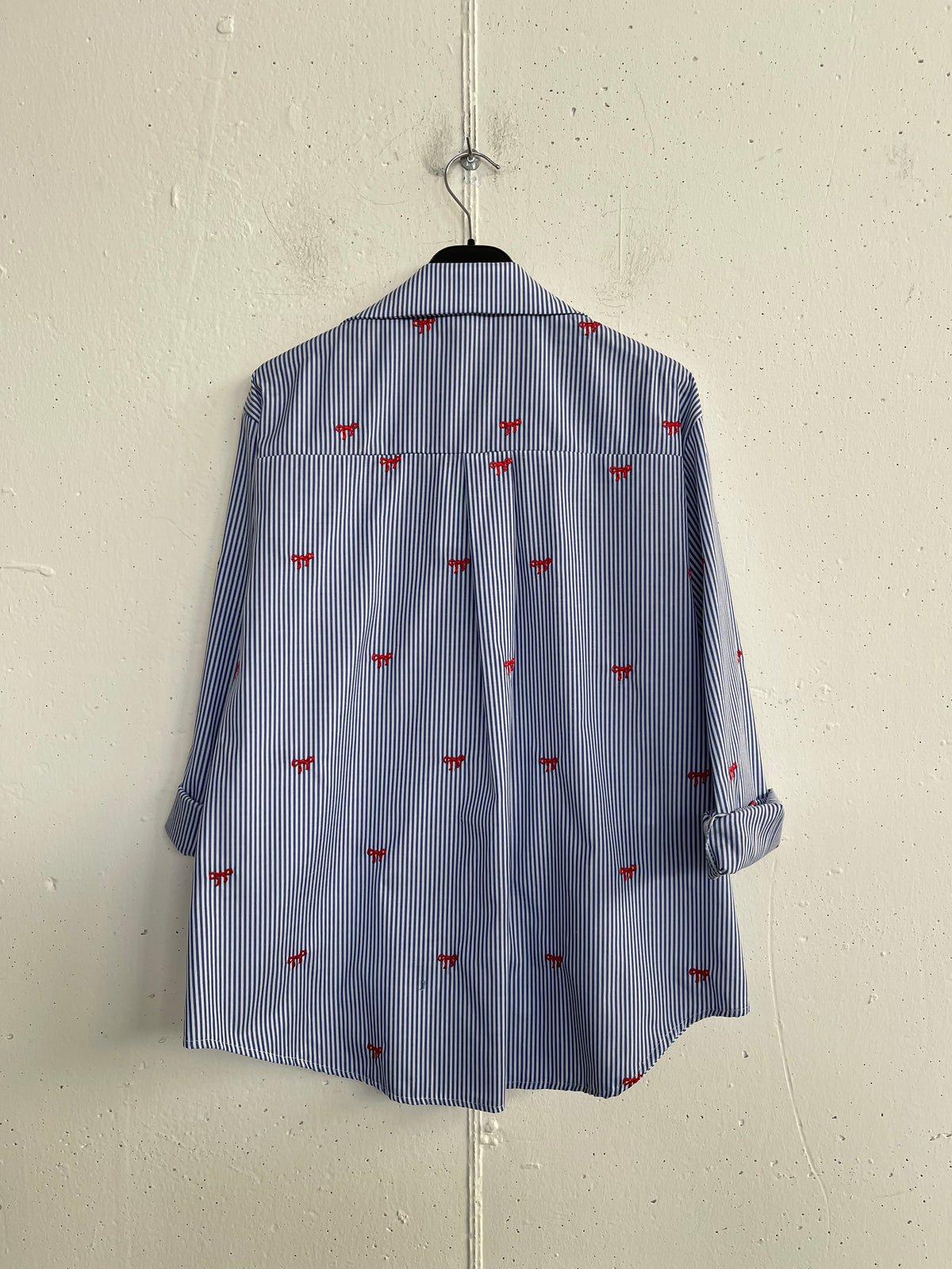 Camicia con fiocchetti ricamati