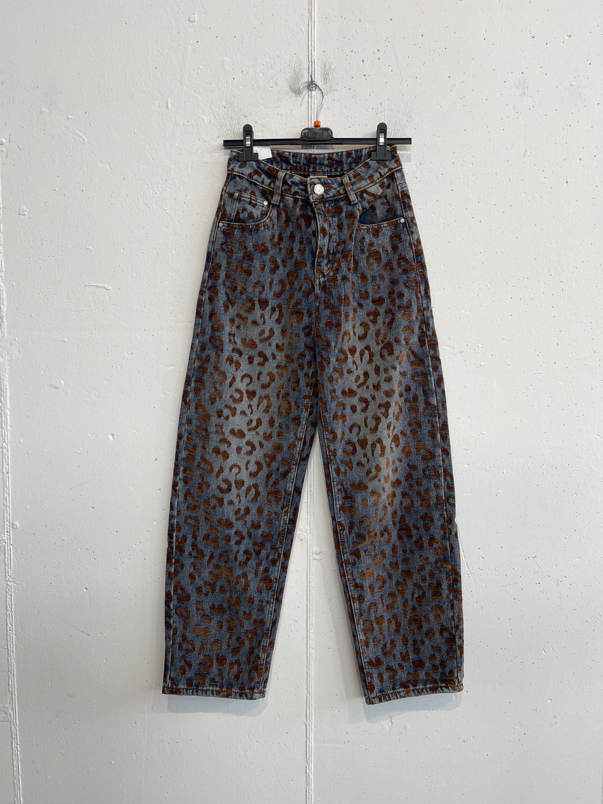 Jeans maculato con dettagli in velluto