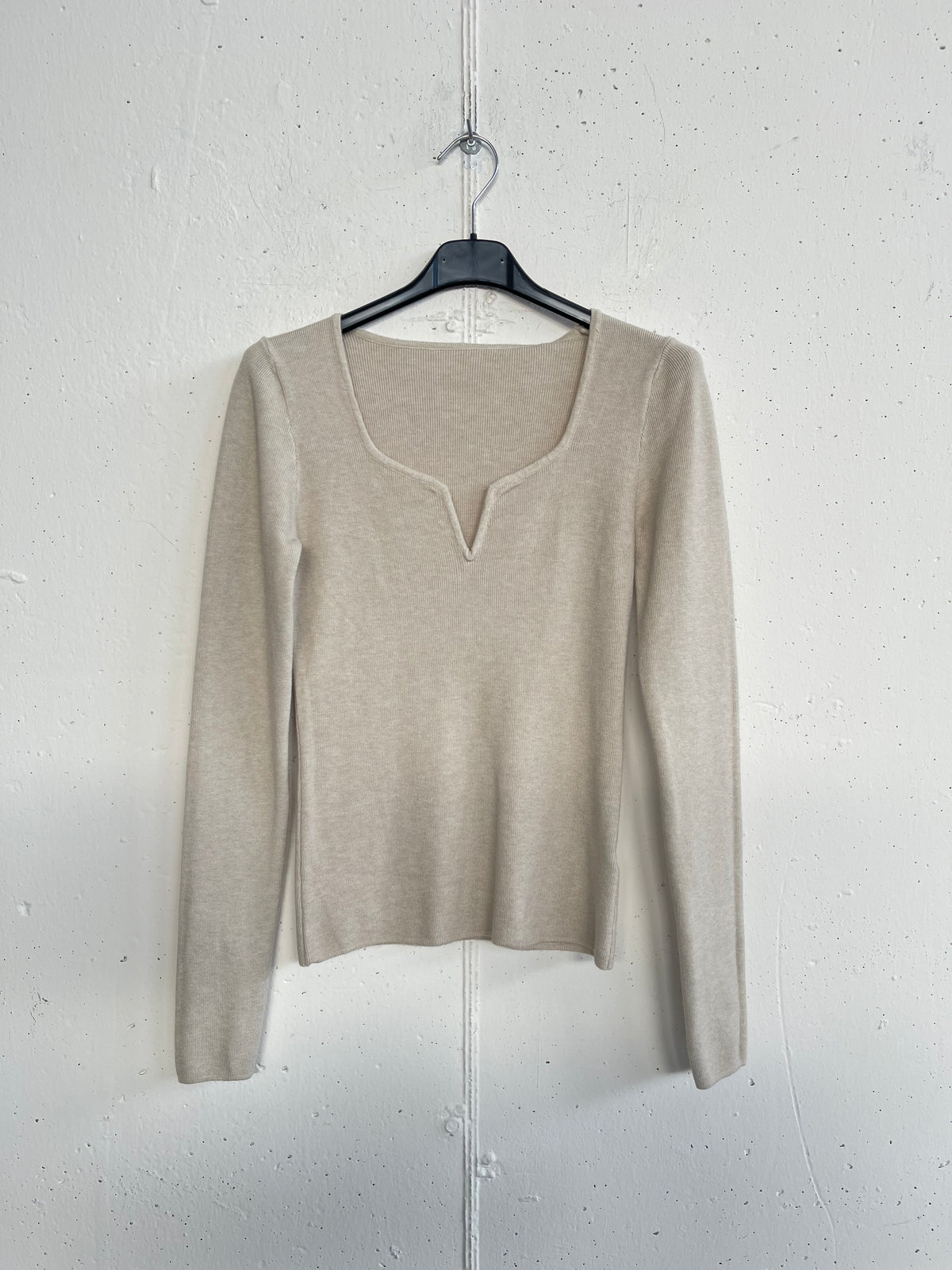 Pull con scollo quadrato e intaglio a V
