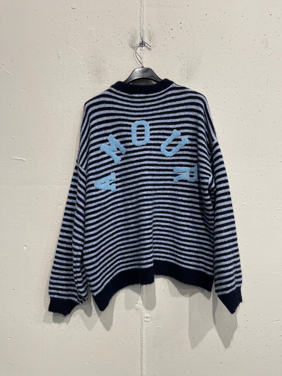 Pull colorato a righe con scritta sul retro AMOUR