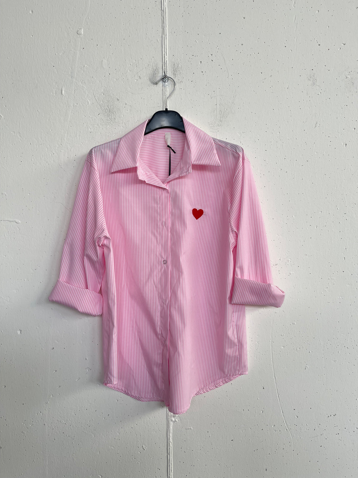 Camicia con cuore ricamato a righine