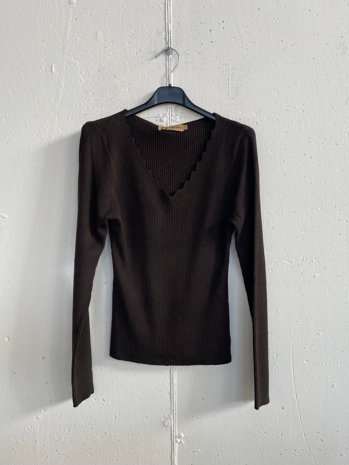 Pull slim a costine con scollo ondulato