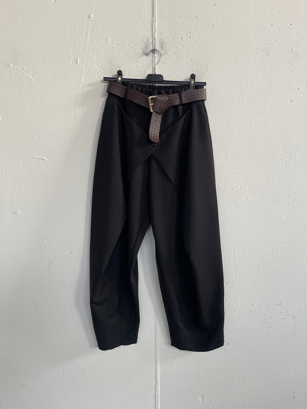 Pantalone balloon con patta asimmetrica sul davanti