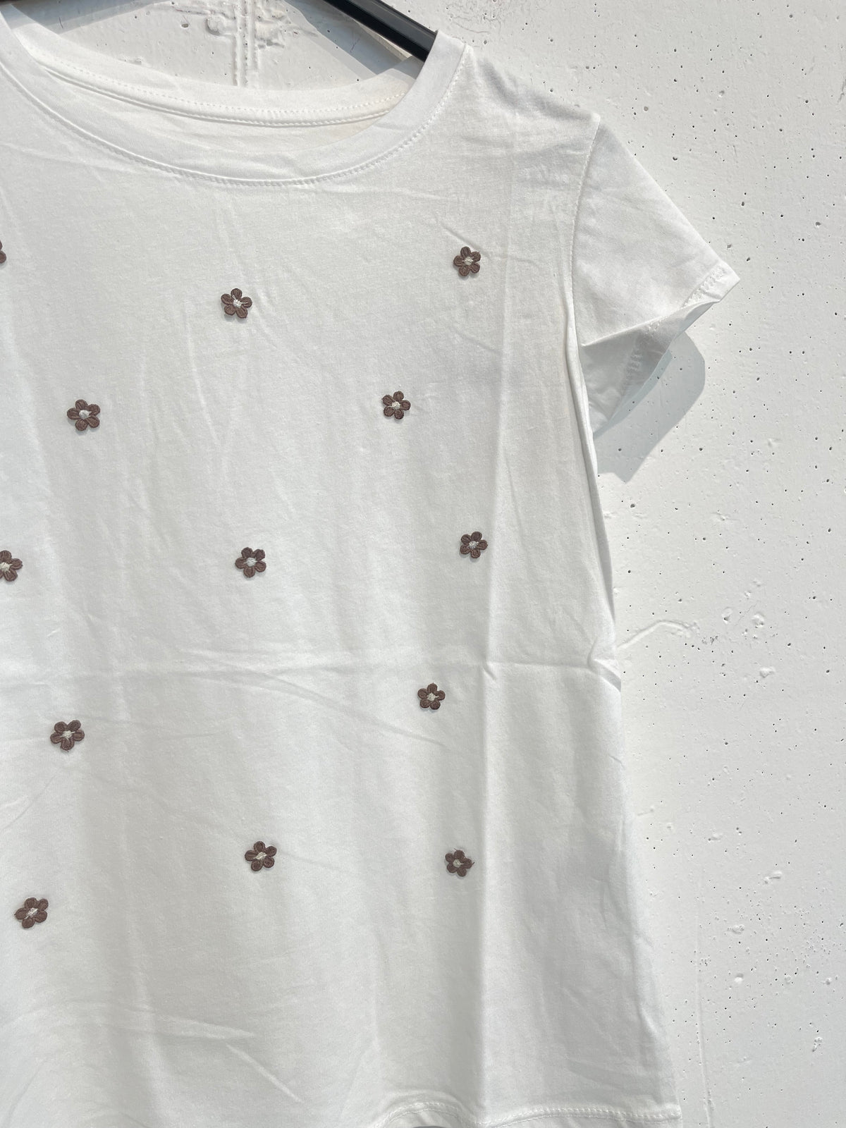 T-shirt dettagli ricamati 3D