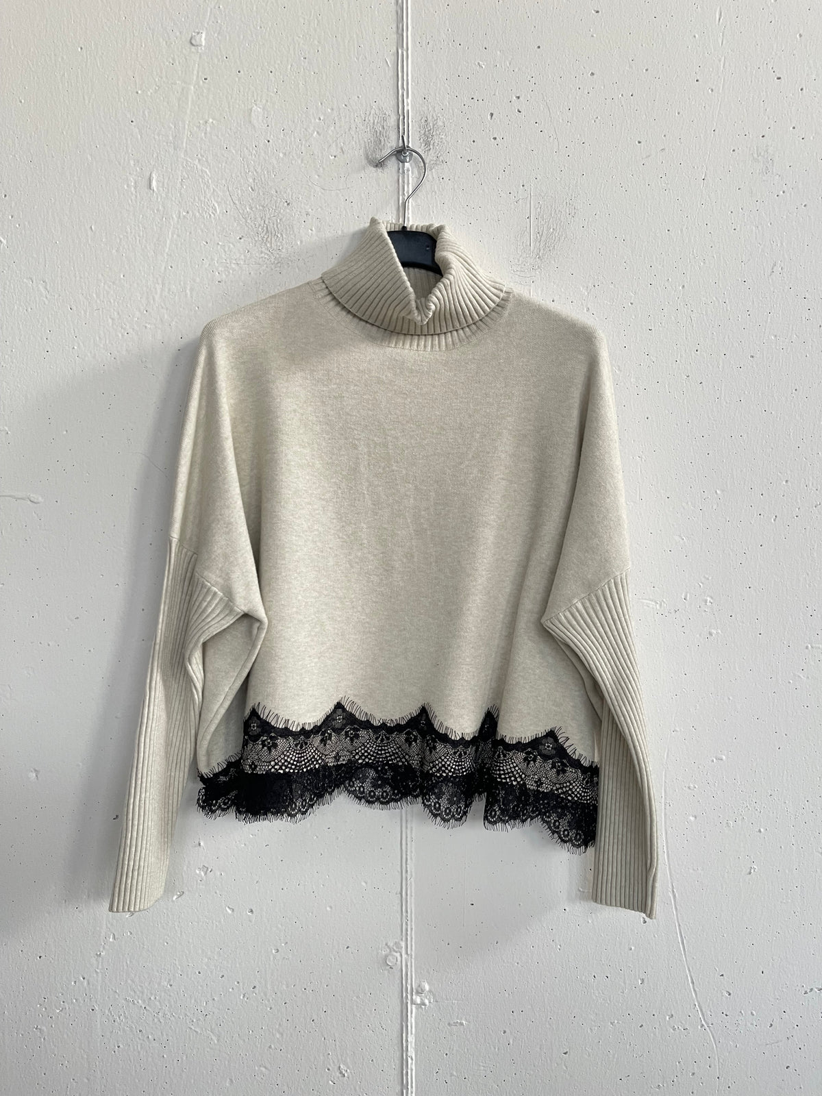Pull collo alto con bordo in pizzo